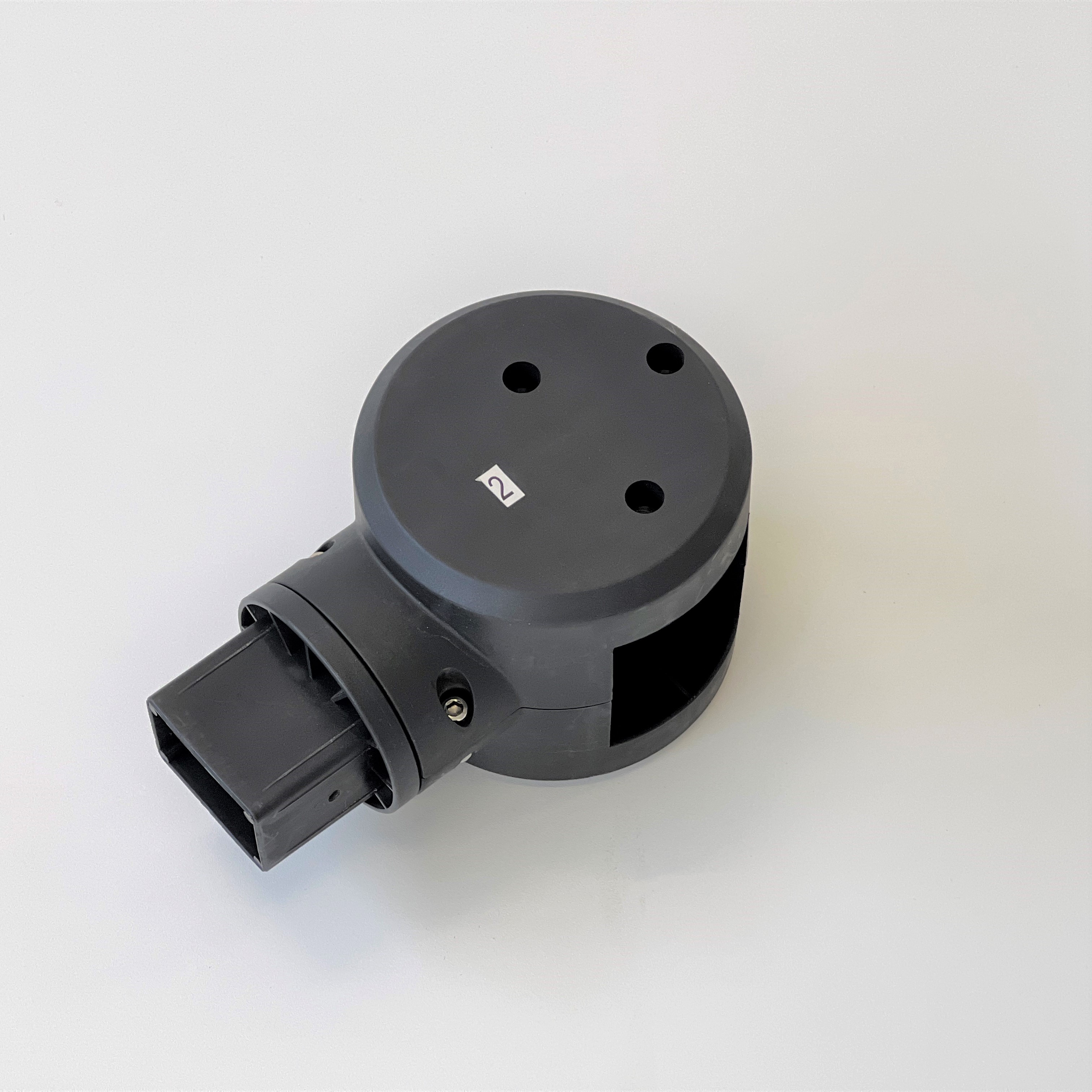 Gelenk aus Bauteil (02) für Sonnendach WAVED 4x2,5 m Schwarzer runder Kunststoff-Stecker mit drei Öffnungen und rechteckigem Anschluss.