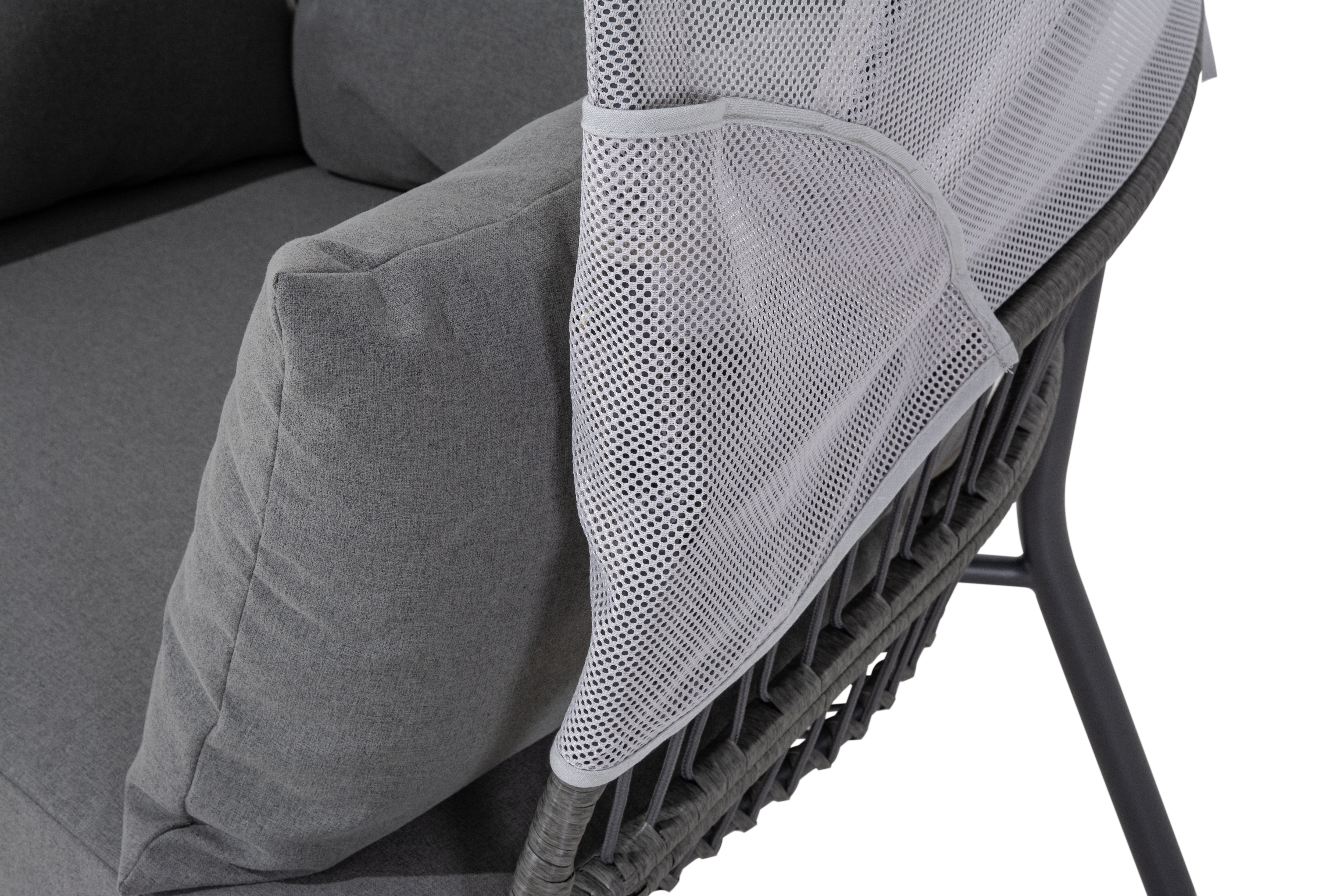 Graues Sitzmöbel mit Kissen, seitlich von einem Netzgewebe bedeckt.