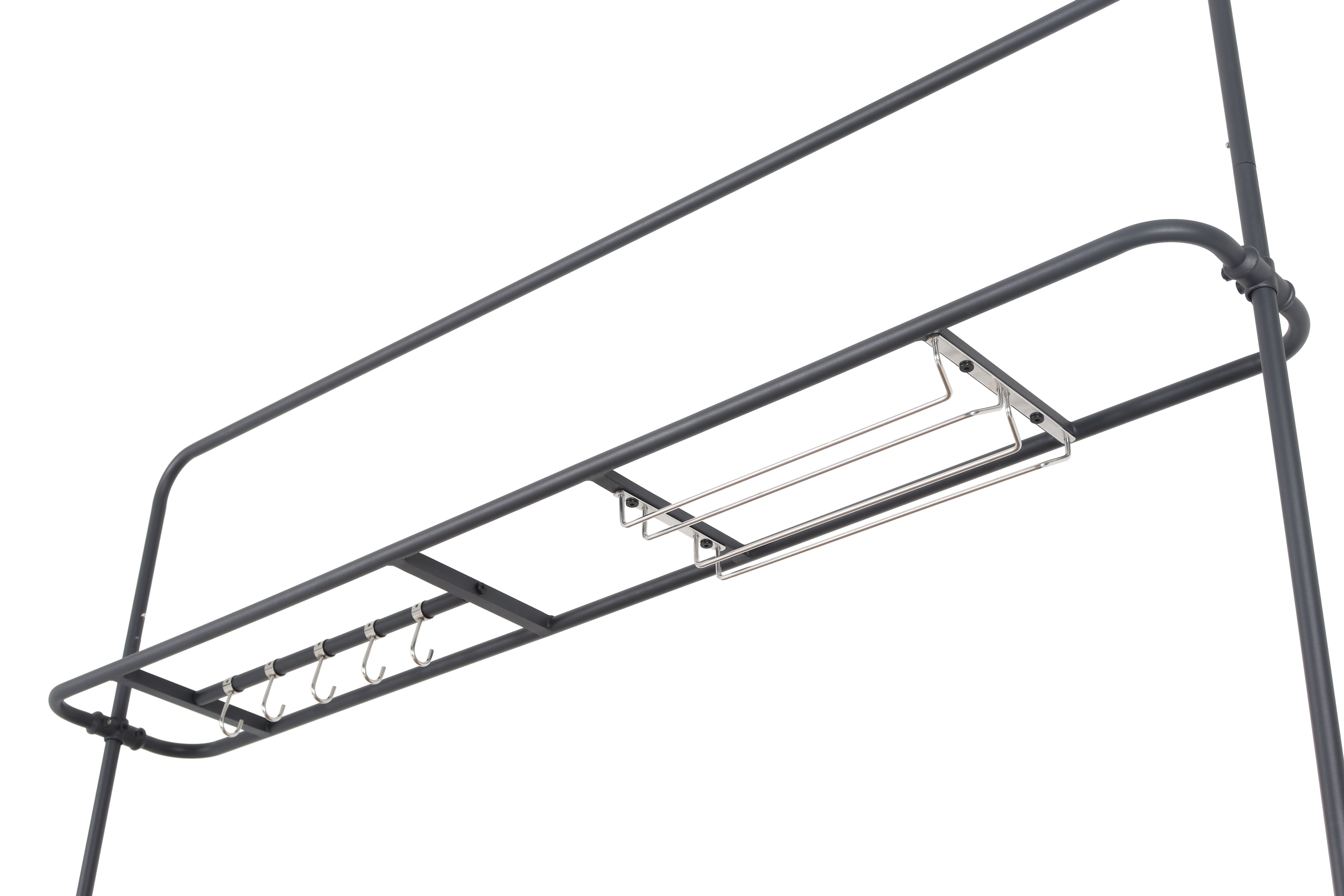 Schwarzes Metall-Kleiderständer mit Haken und Regalstangen.