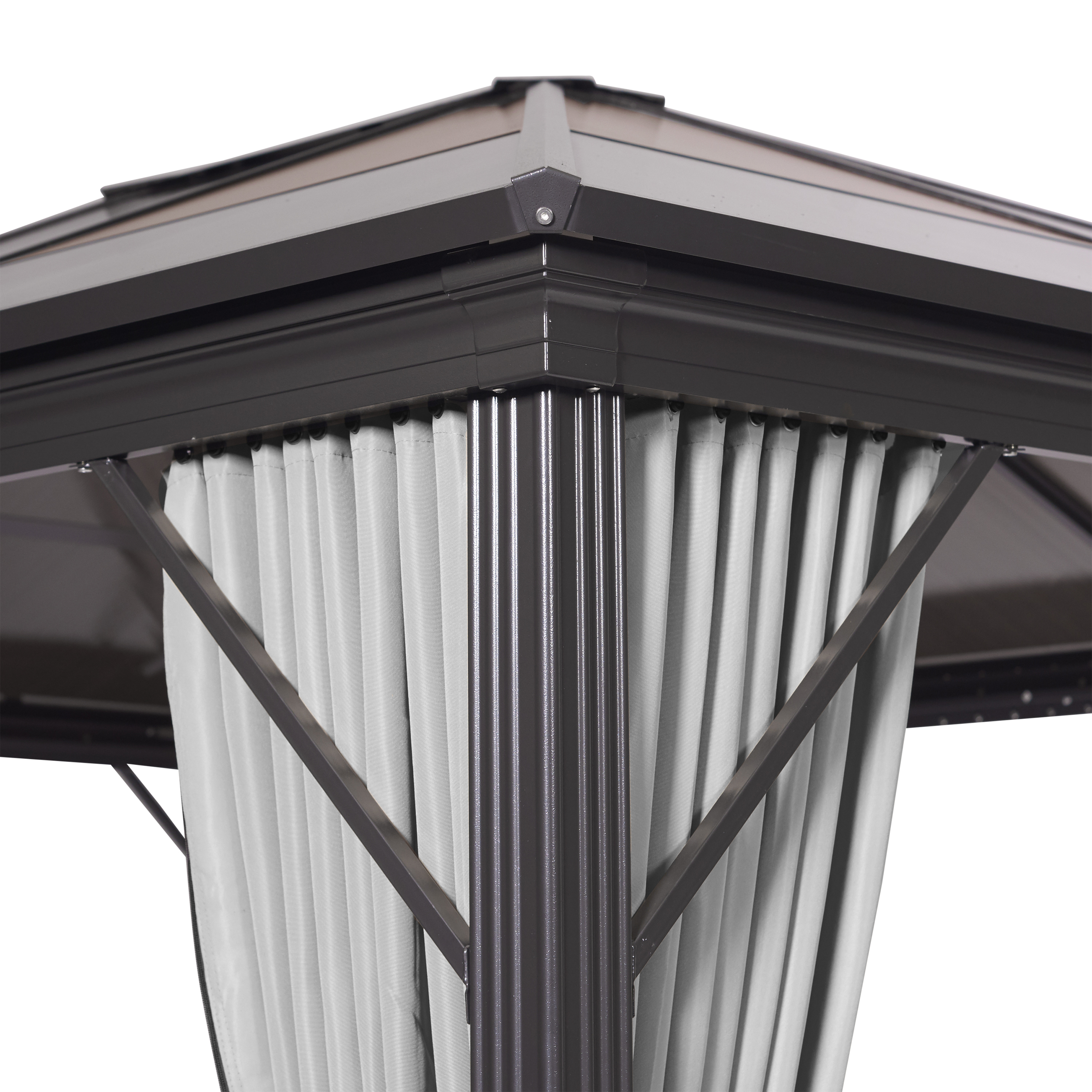 Metallpavillon-Ecke mit Dach und grauem Vorhang, gestützt durch Metallträger.