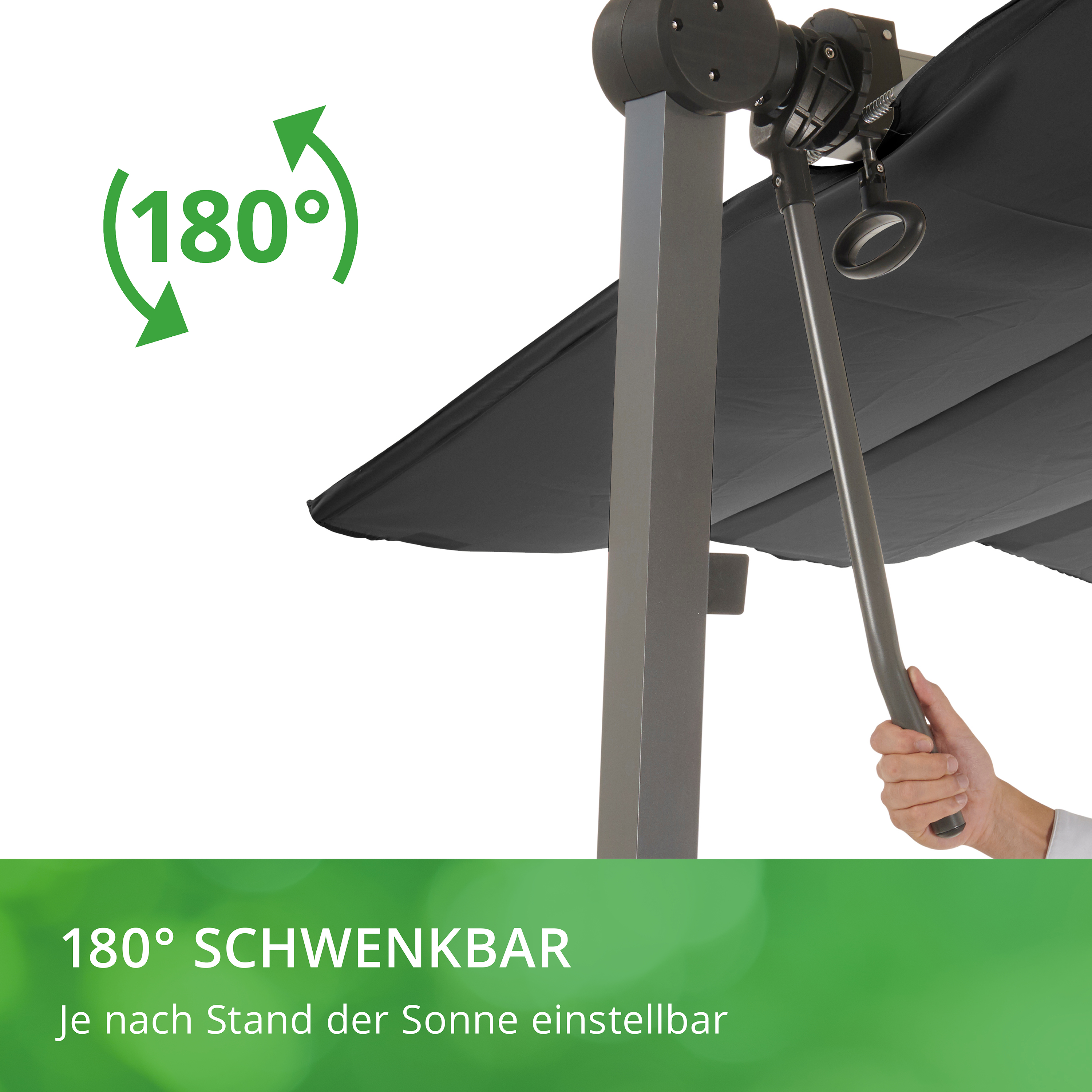 Mensch schwenkt Sonnenschirm seitlich mit Kurbel, Winkelanzeige 180 Grad, Text: 180° schwenkbar, je nach Sonnenstand einstellbar.