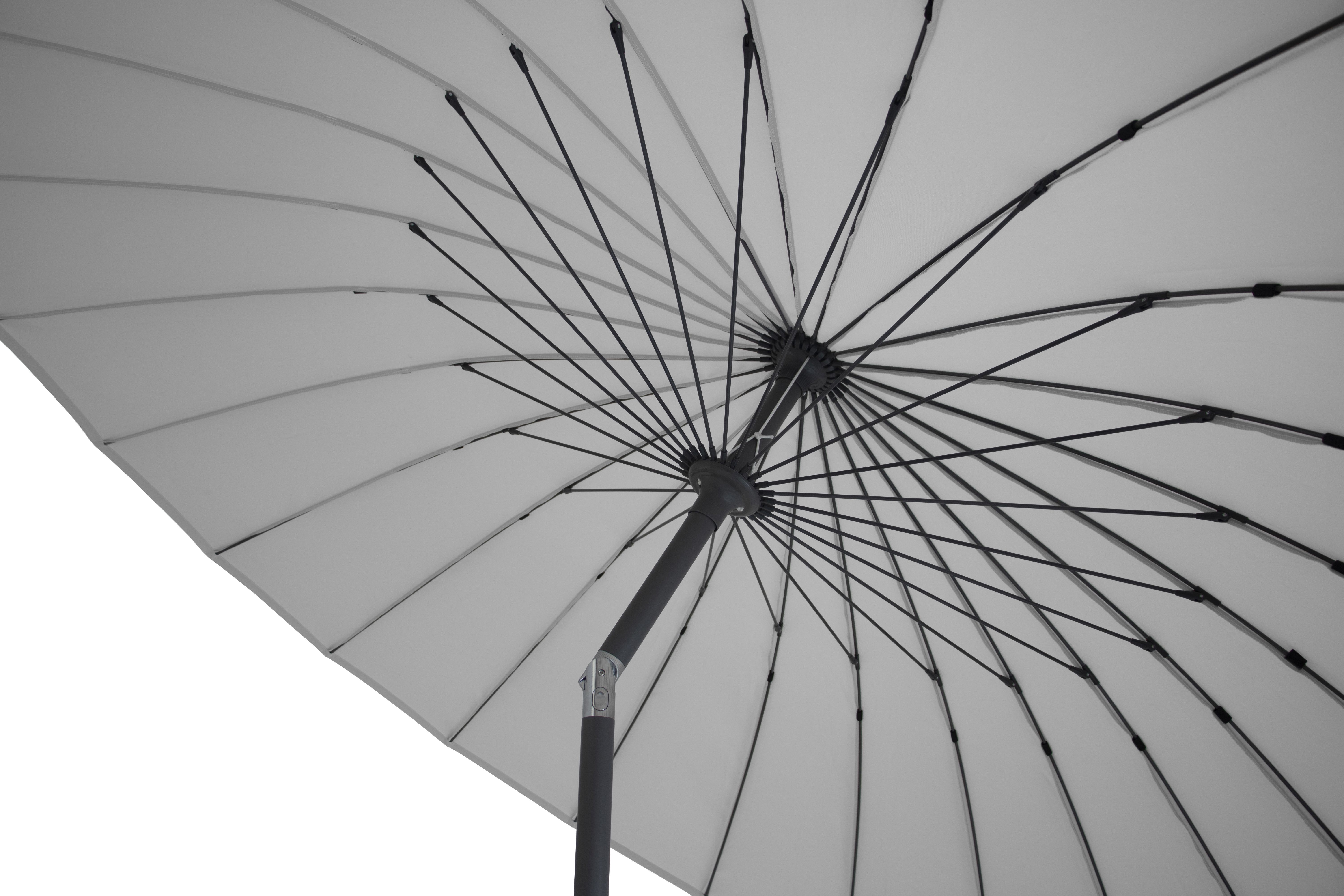 Innenseite eines weißen Regenschirms mit schwarzen Streben im Fokus.