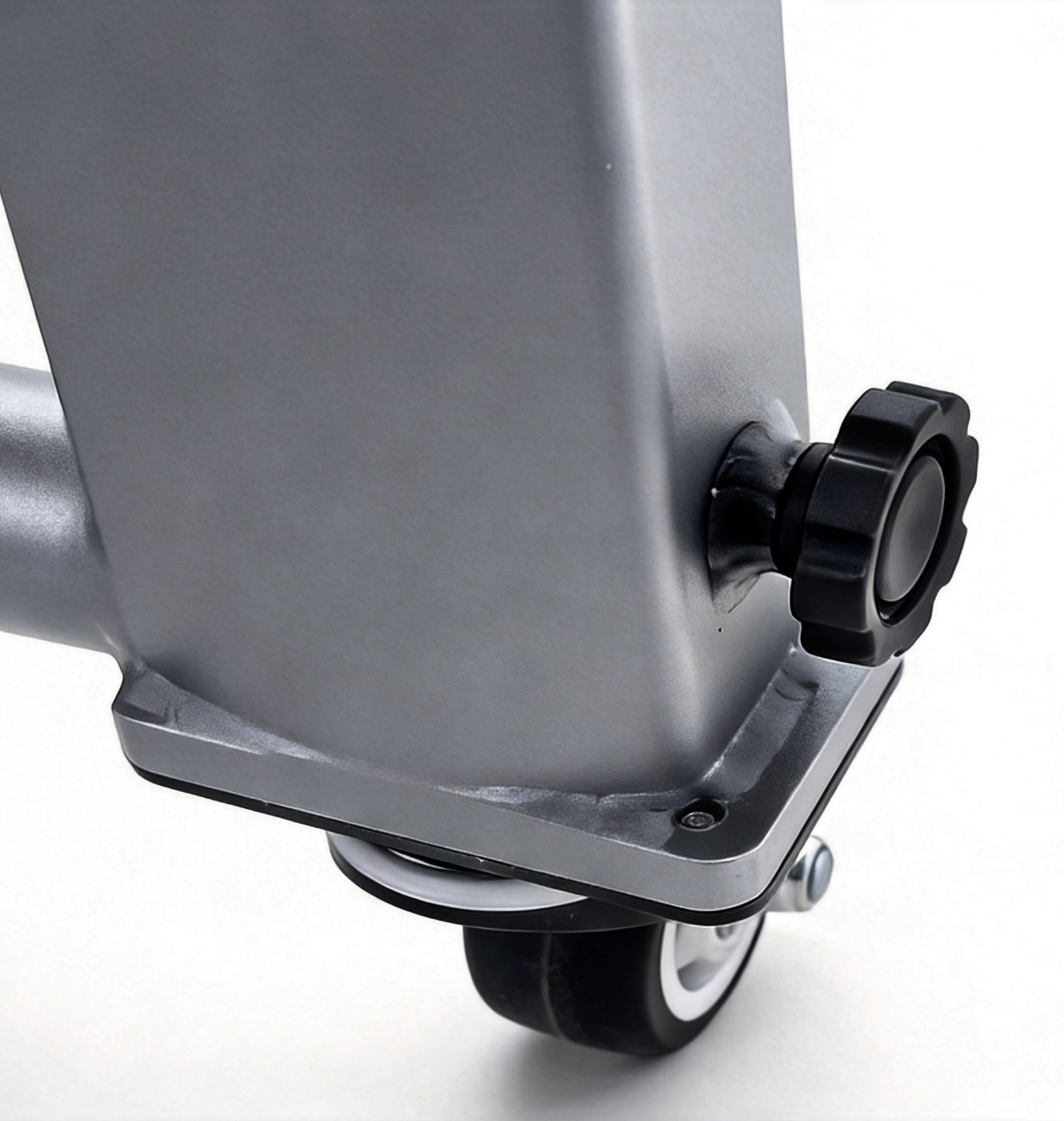 Detailansicht eines Schwerlastrollers mit Drehknopf und Rad an einem Metallrahmen.