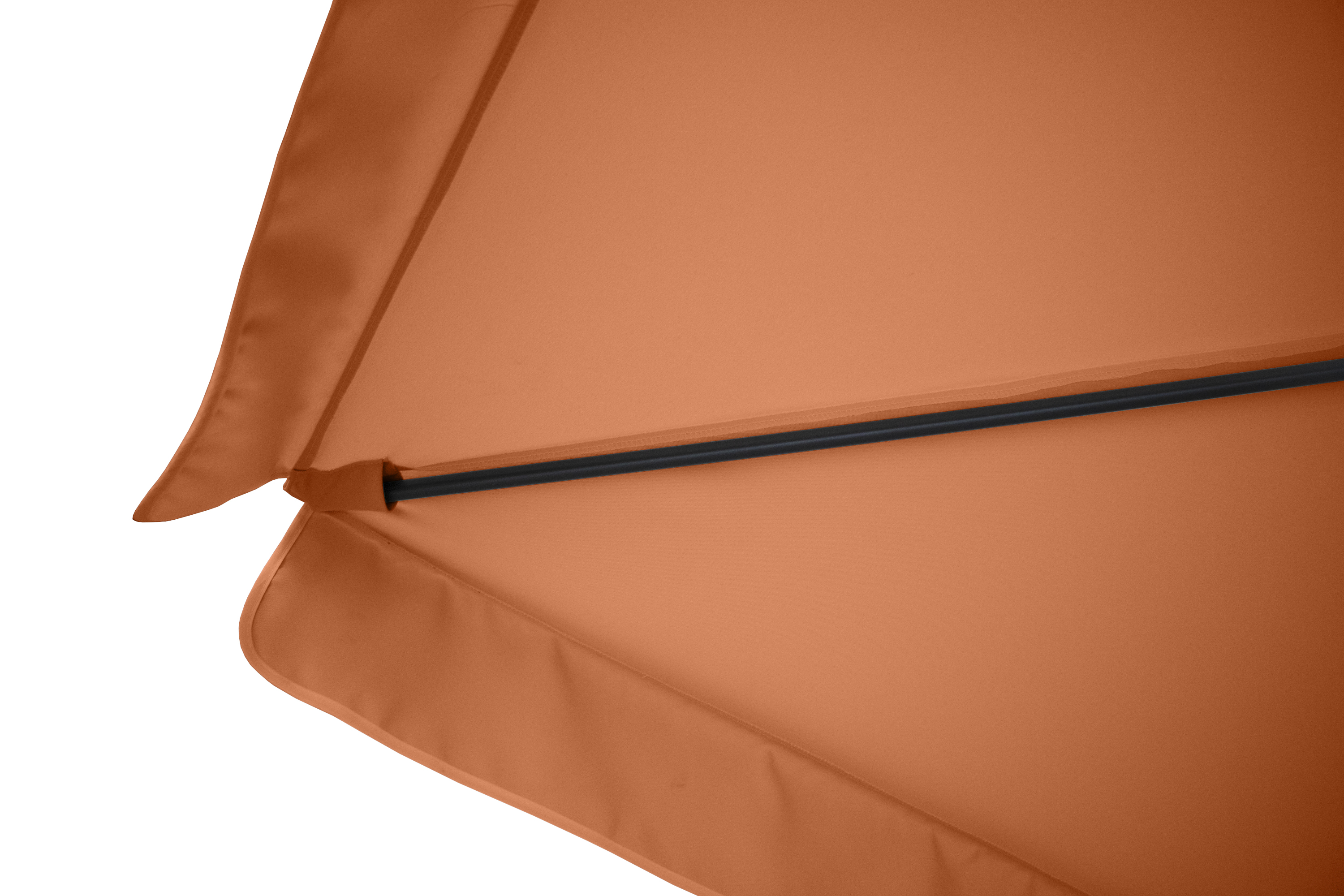 Nahaufnahme eines orangefarbenen Sonnenschirms mit schwarzer Strebe.