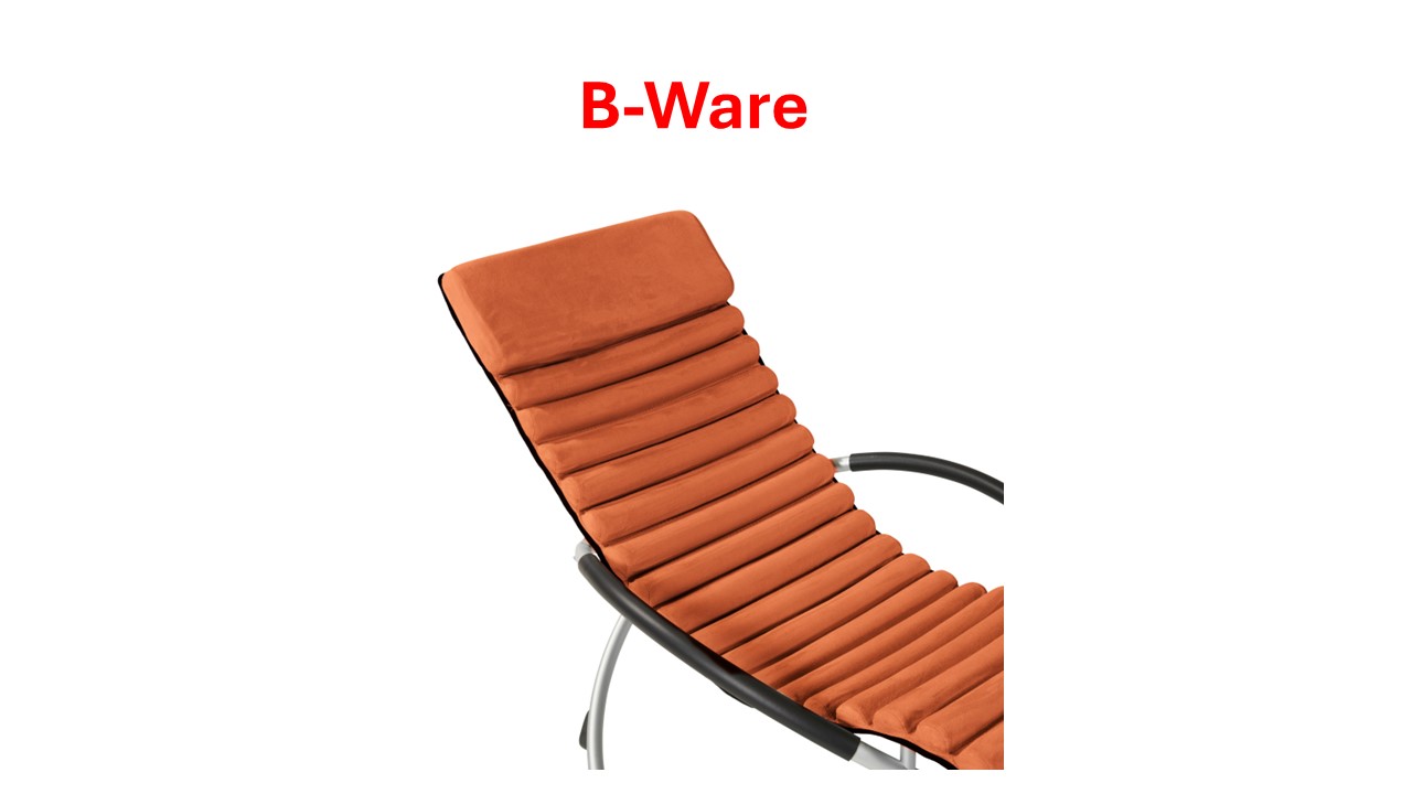 Oranger Sessel mit gewelltem Stoffbezug, Aufschrift B-Ware in roter Schrift darüber.
