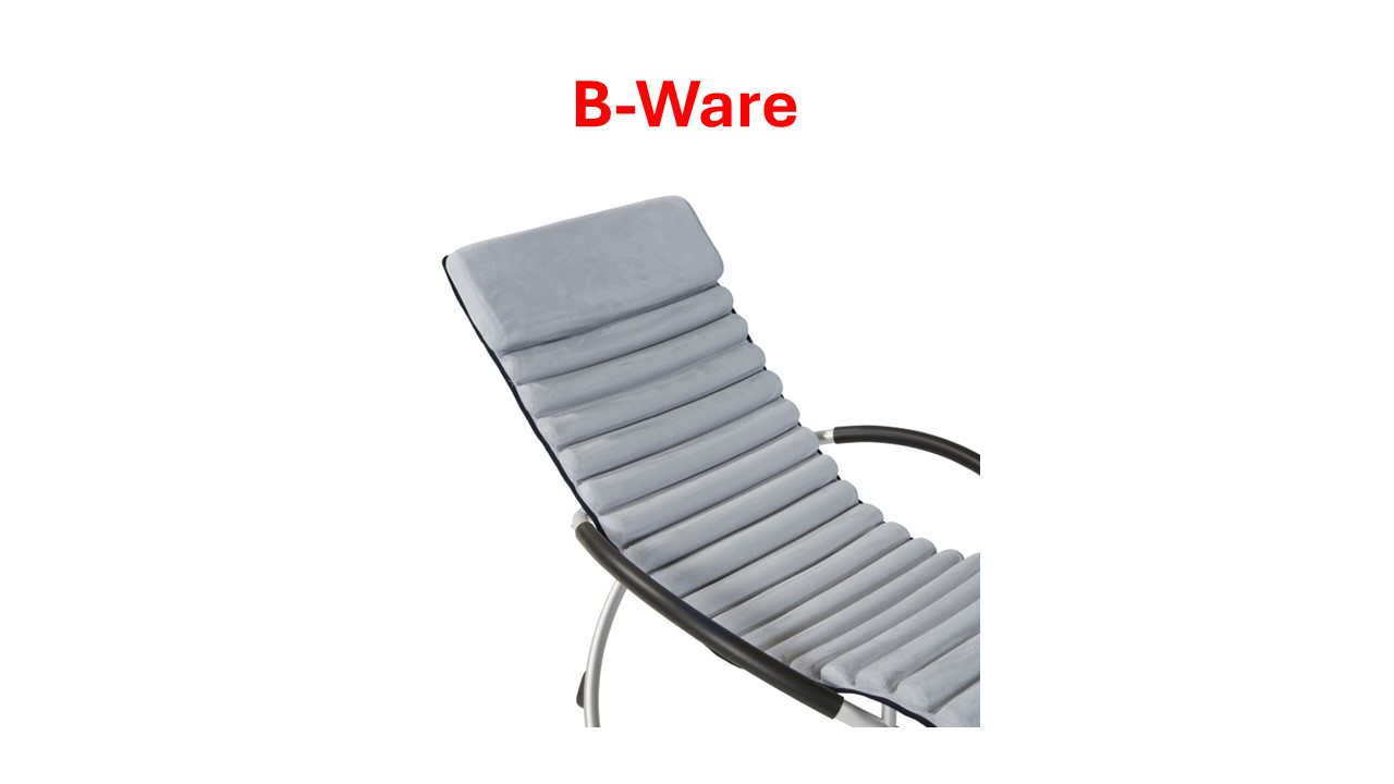 Grau gepolsterter Stuhl mit gebogenen Armlehnen und Aufschrift "B-Ware" in rot darüber.