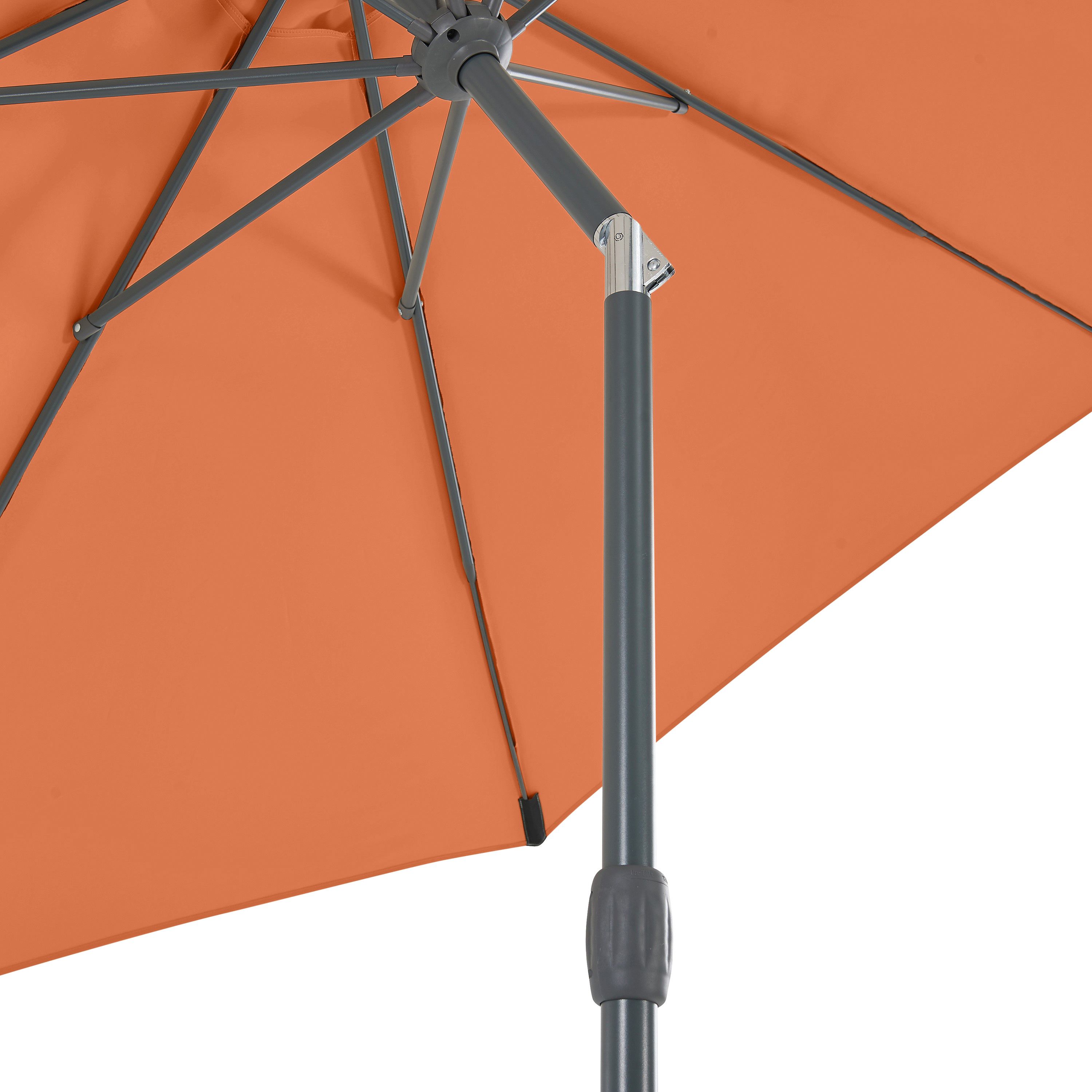 Ansicht eines orangefarbenen Sonnenschirms von unten, zeigt Stange und Streben.