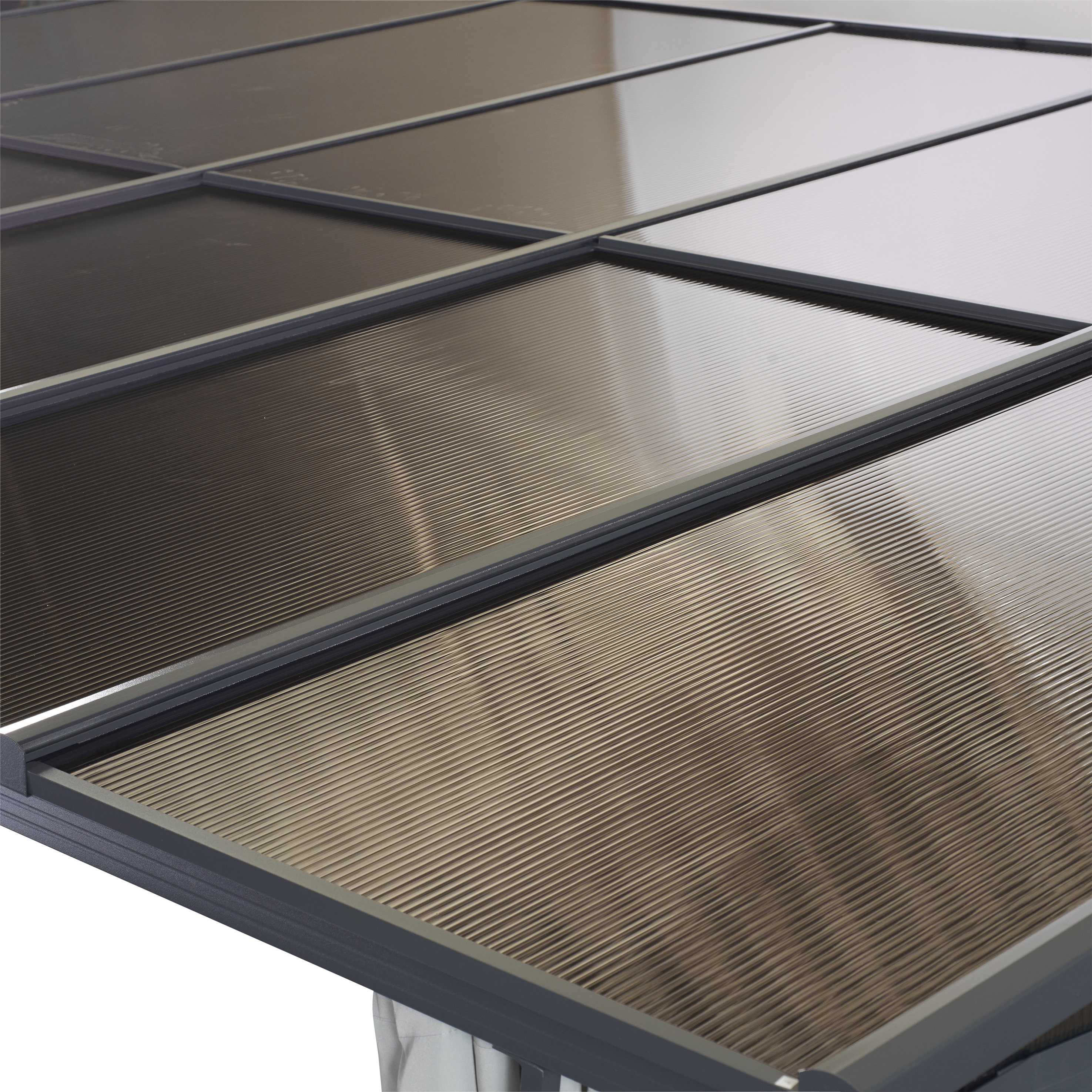 Polycarbonat-Dachplatten-Set graubraun für Terrassenüberdachung MELANIE 4x3 m Glasoberfläche mit sich wiederholendem Muster aus schmalen, parallelen Streifen in einem silbernen Rahmen.