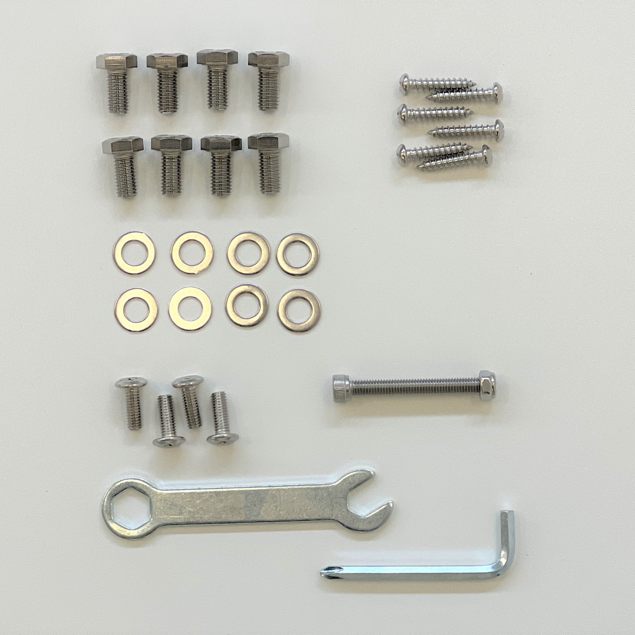 Montagezubehör / Kleinteile (09-14) für Sonnendach WAVED 4x2,5 m Schrauben, Muttern, Unterlegscheiben, Schraubenschlüssel und Inbusschlüssel auf weißem Hintergrund angeordnet.