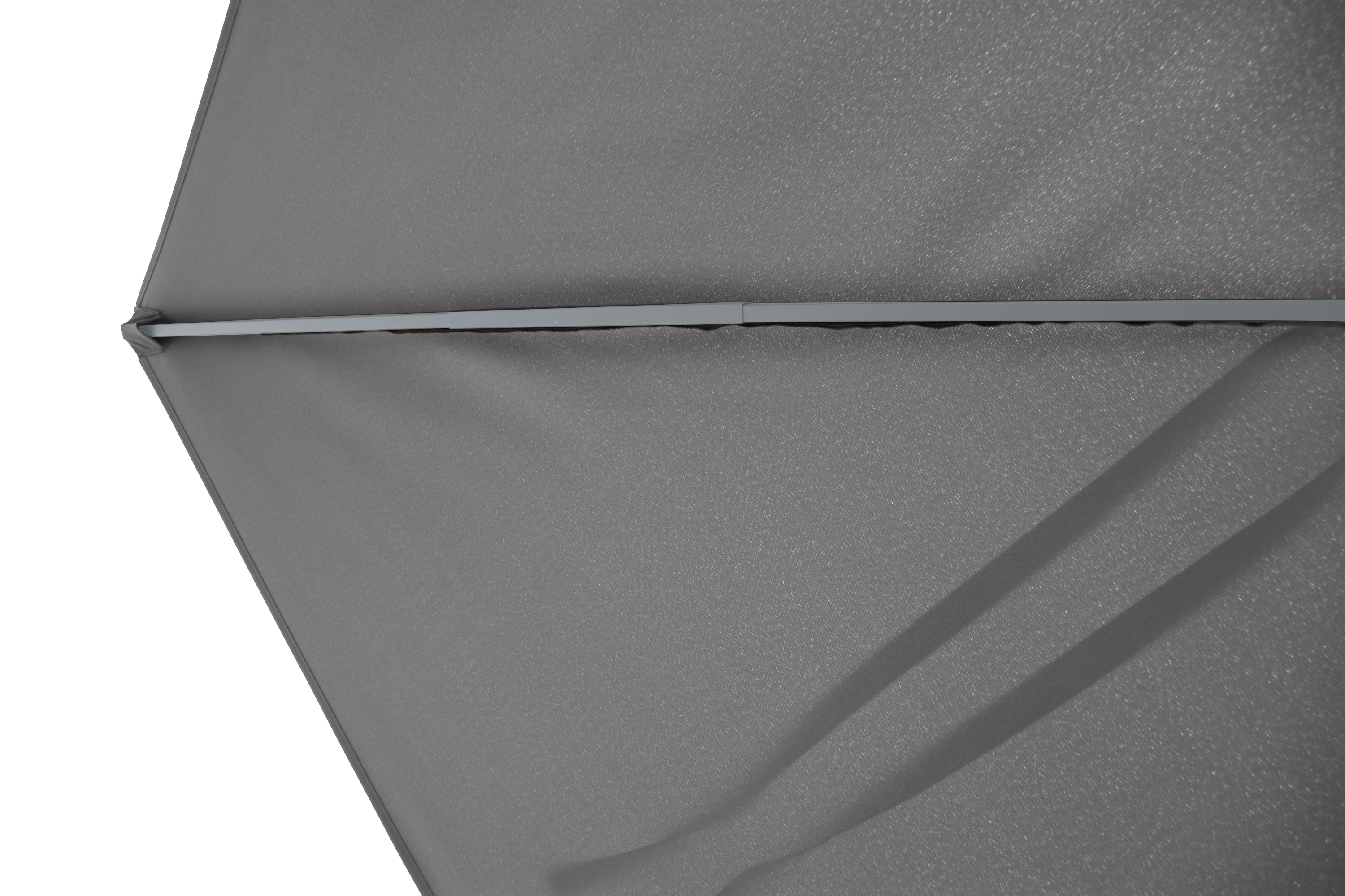Nahaufnahme einer grauen Regenschirmstruktur mit diagonal verlaufendem Metallstreben.