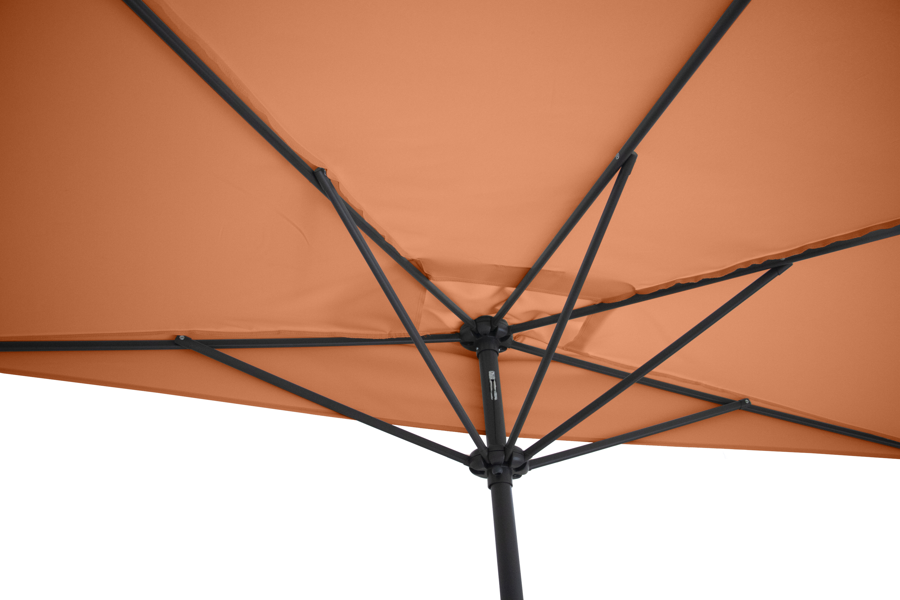 Nahaufnahme eines orangefarbenen Sonnenschirms von unten mit schwarzen Streben und Mittelmast.