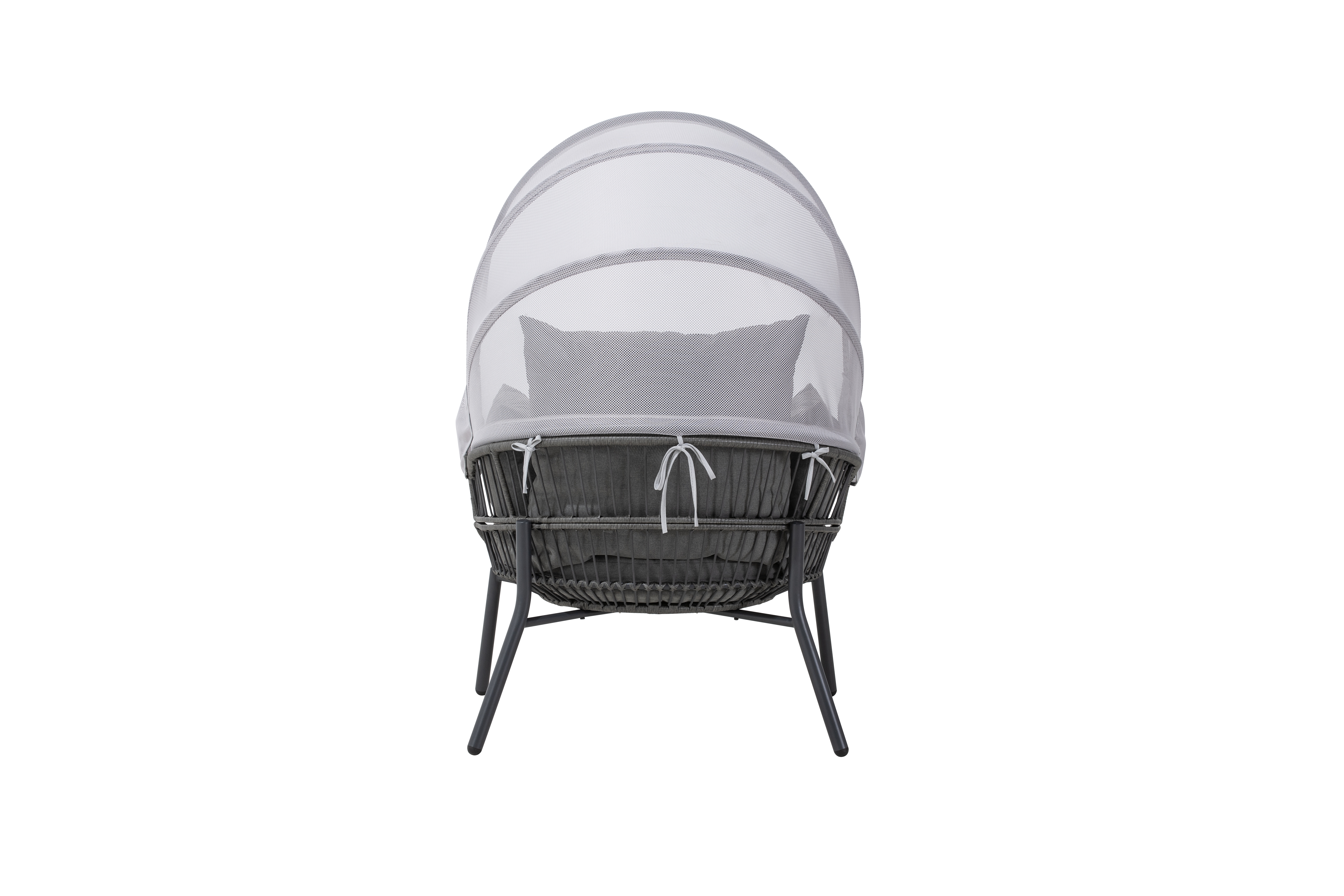 Runder, grauer Rattanstuhl mit grauem Kissen und transparentem Netzüberzug auf Metallbeinen.