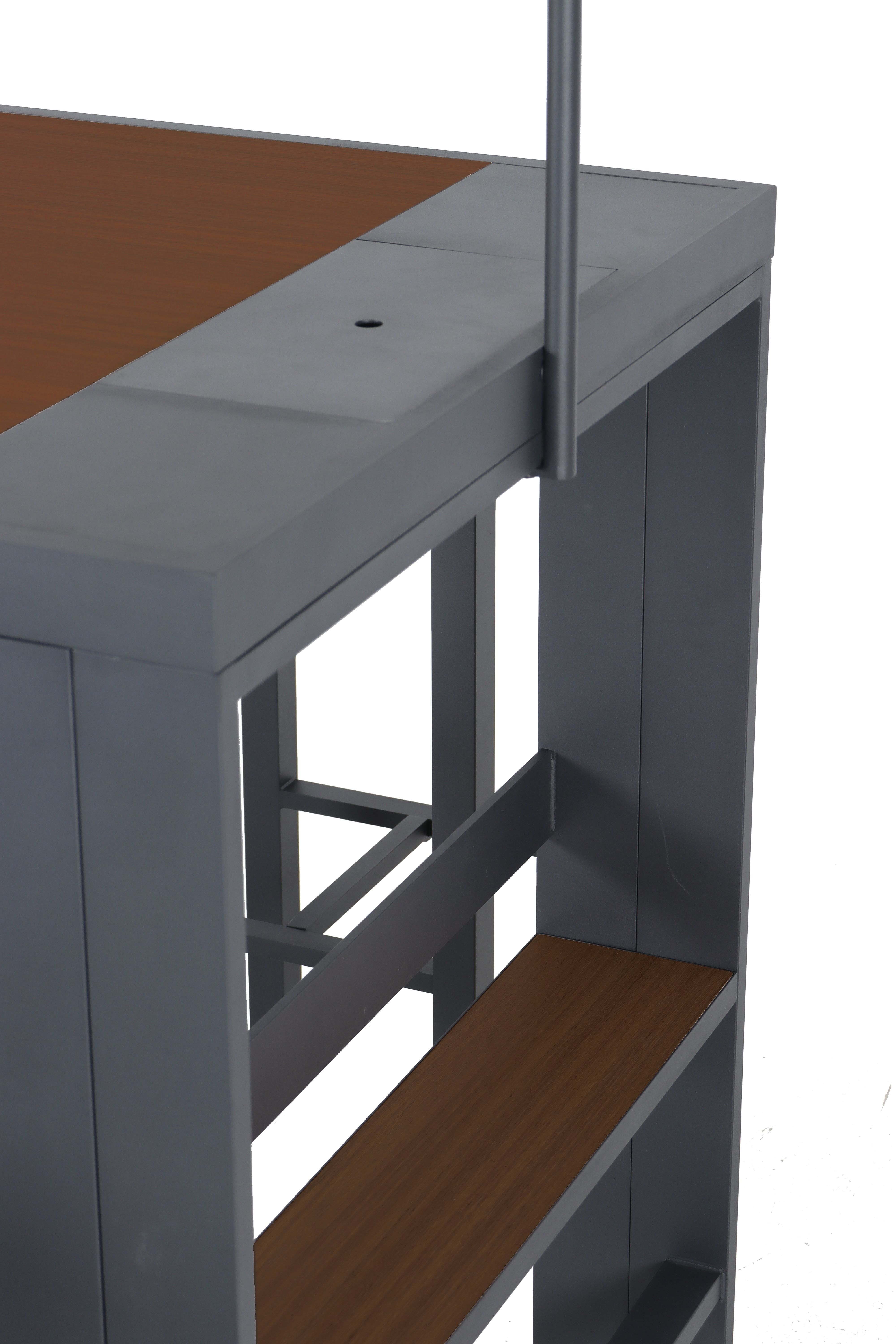 Teil eines Tisches mit grauem Metallrahmen und brauner Holzplatte, rechteckige Form mit Ablage.