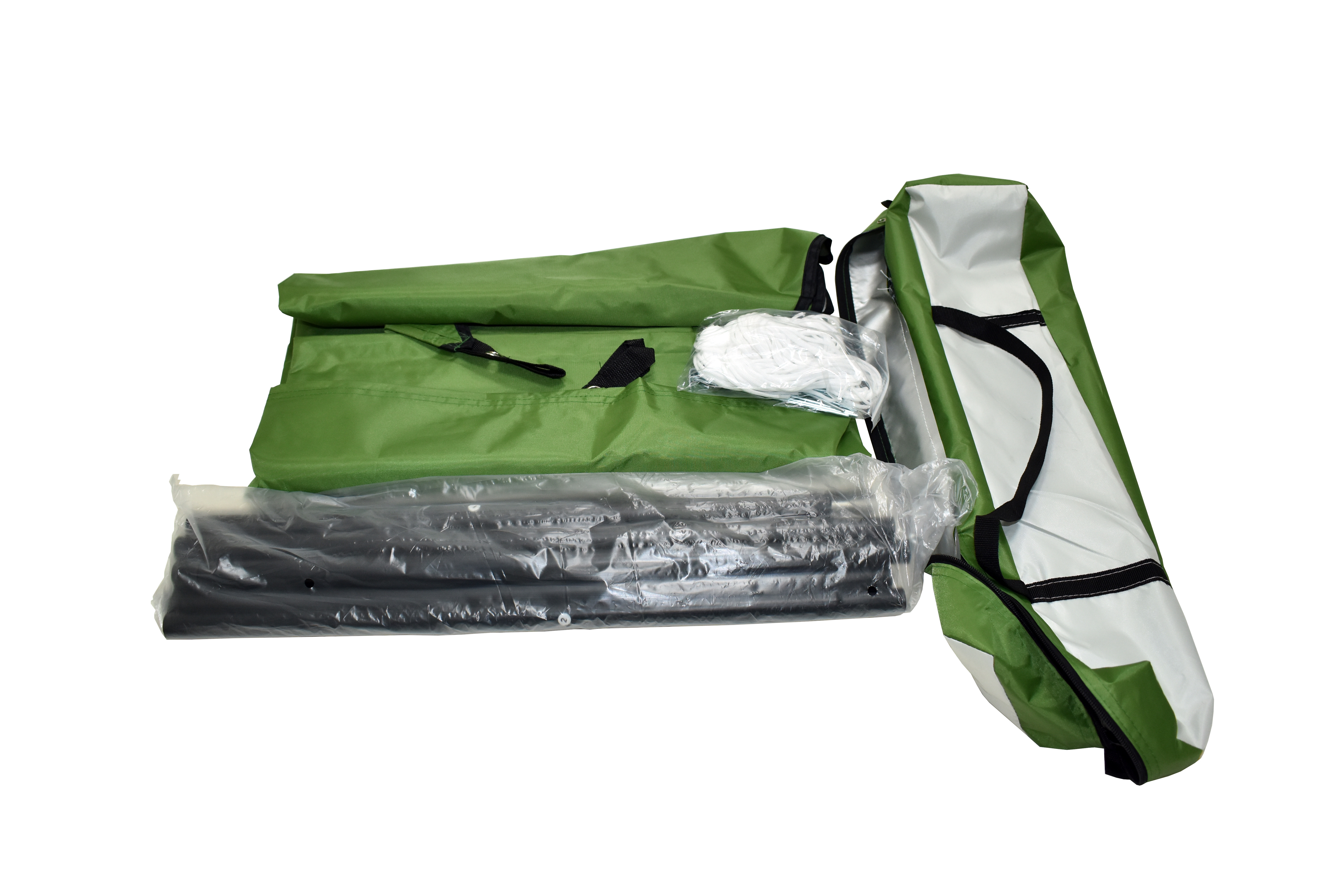 Grünes Zeltzubehör, bestehend aus Plane, Stangen und Schnüren, verpackt in einer Tragetasche.