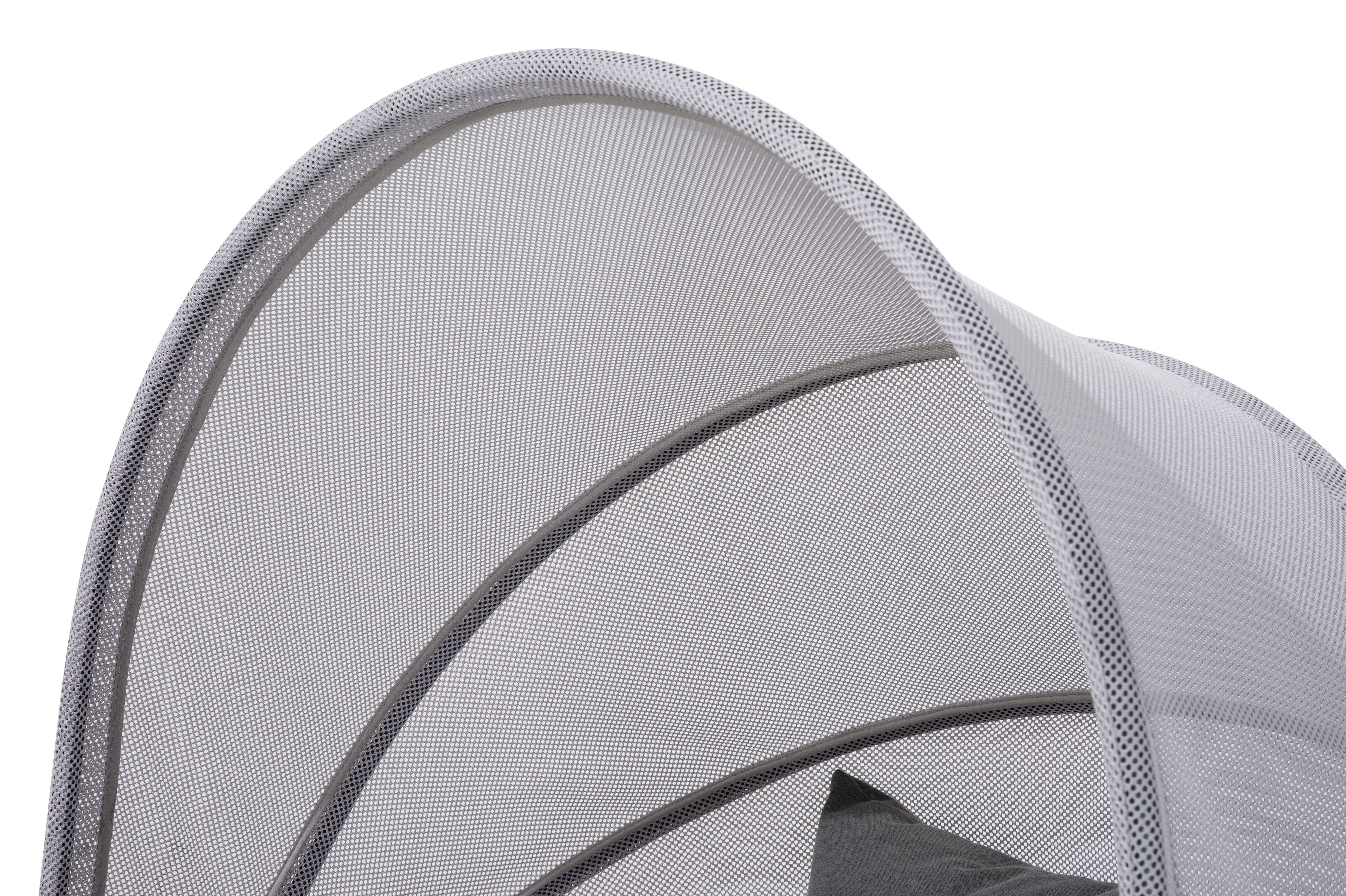 Teil eines textilen Netzes in gebogenen Rahmen.