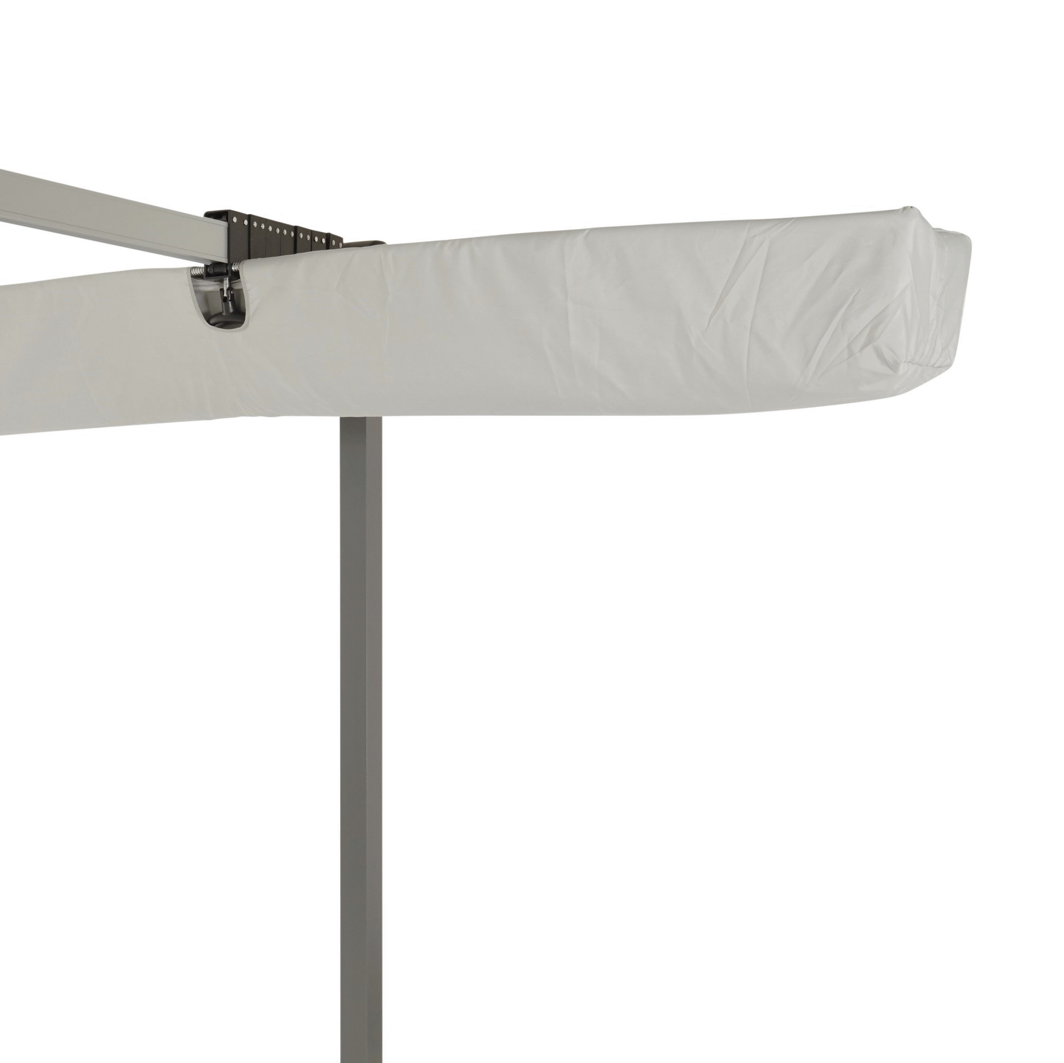 Quadratischer Sonnenschirm mit Bezug, an metallenen Träger befestigt, geschlossen.