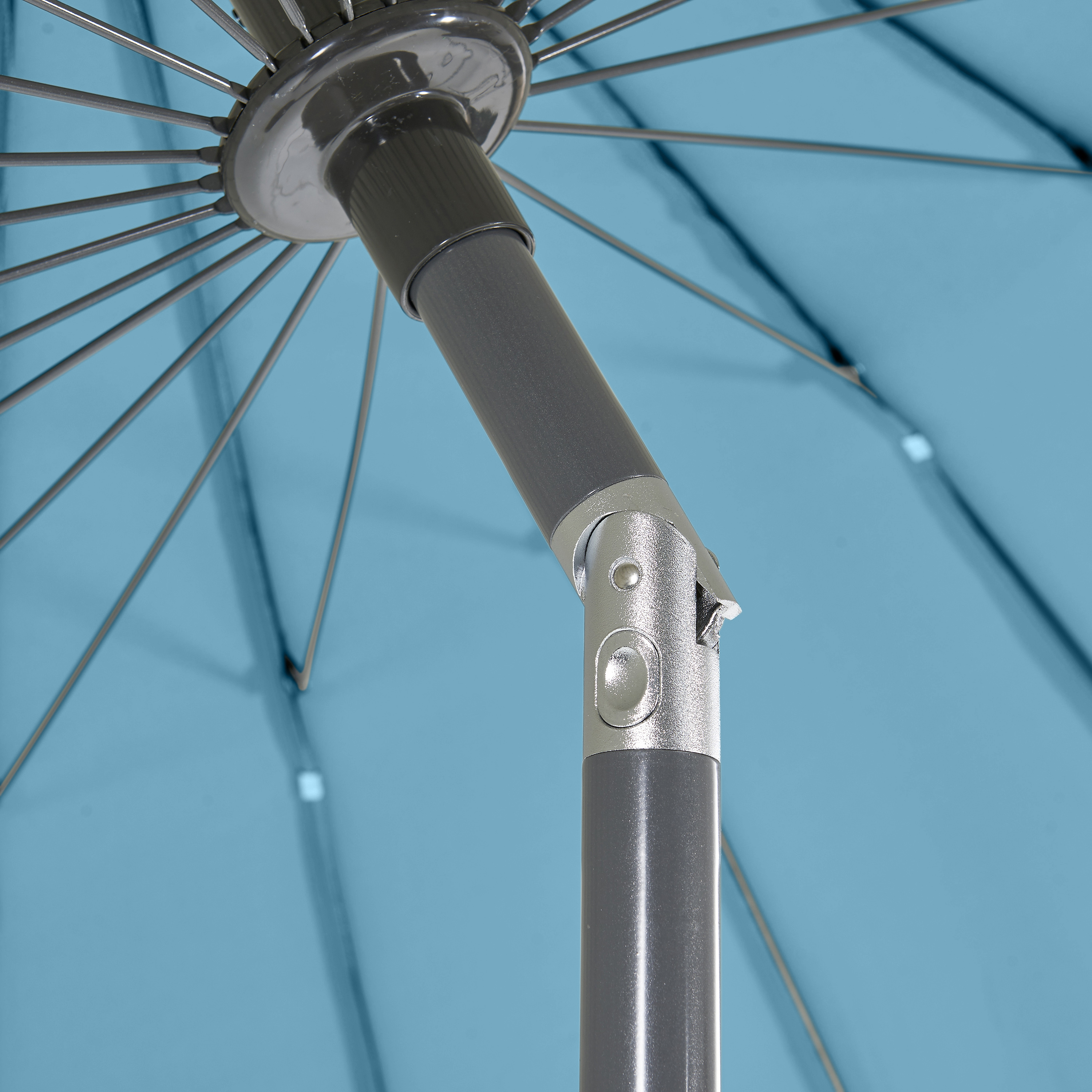 Nahaufnahme eines blauen Sonnenschirms mit Metallgestänge und Gelenkmechanismus.