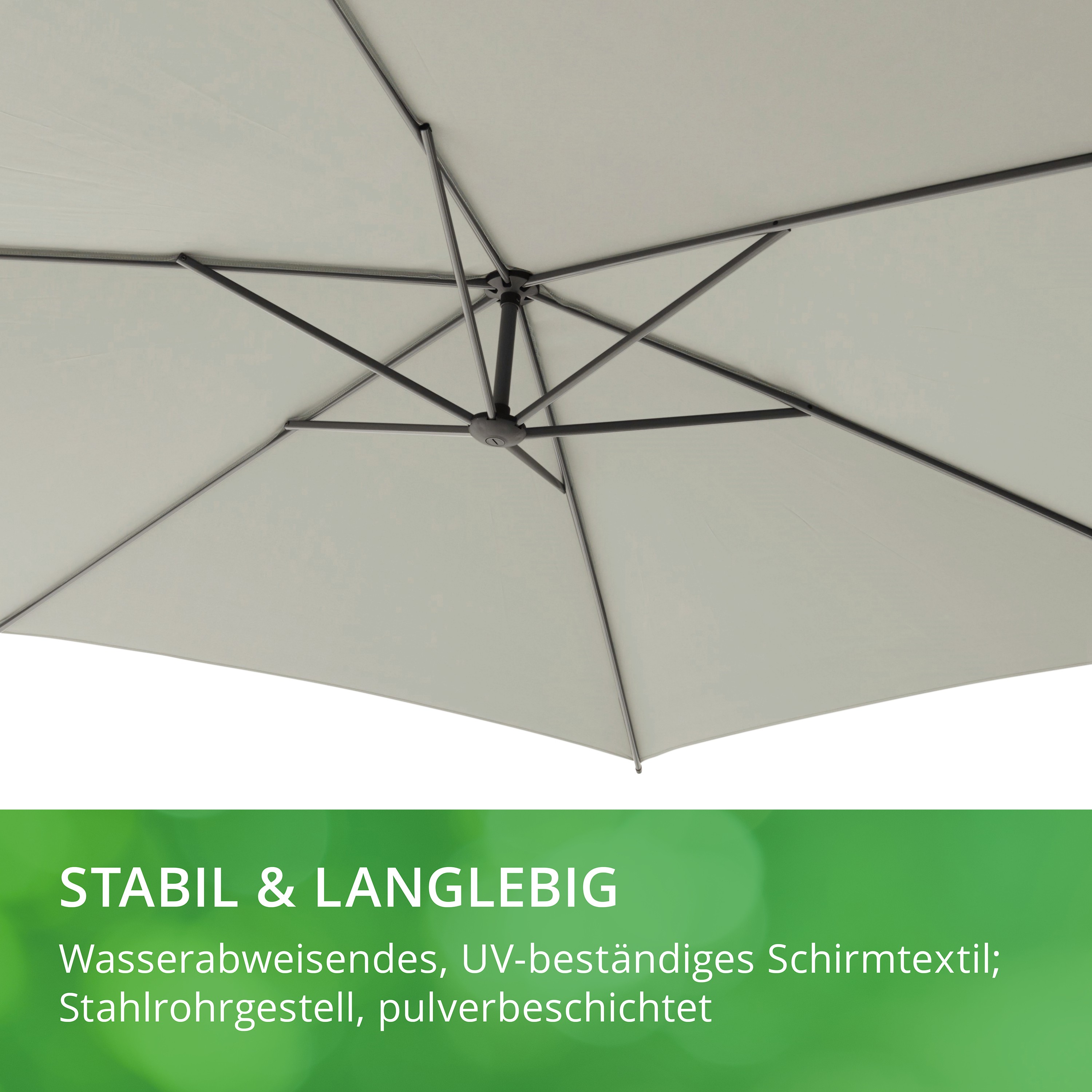 Großer Sonnenschirm mit grauem, wasserabweisendem Tuch und pulverbeschichtetem Stahlrohrgestell auf grünem Hintergrund.