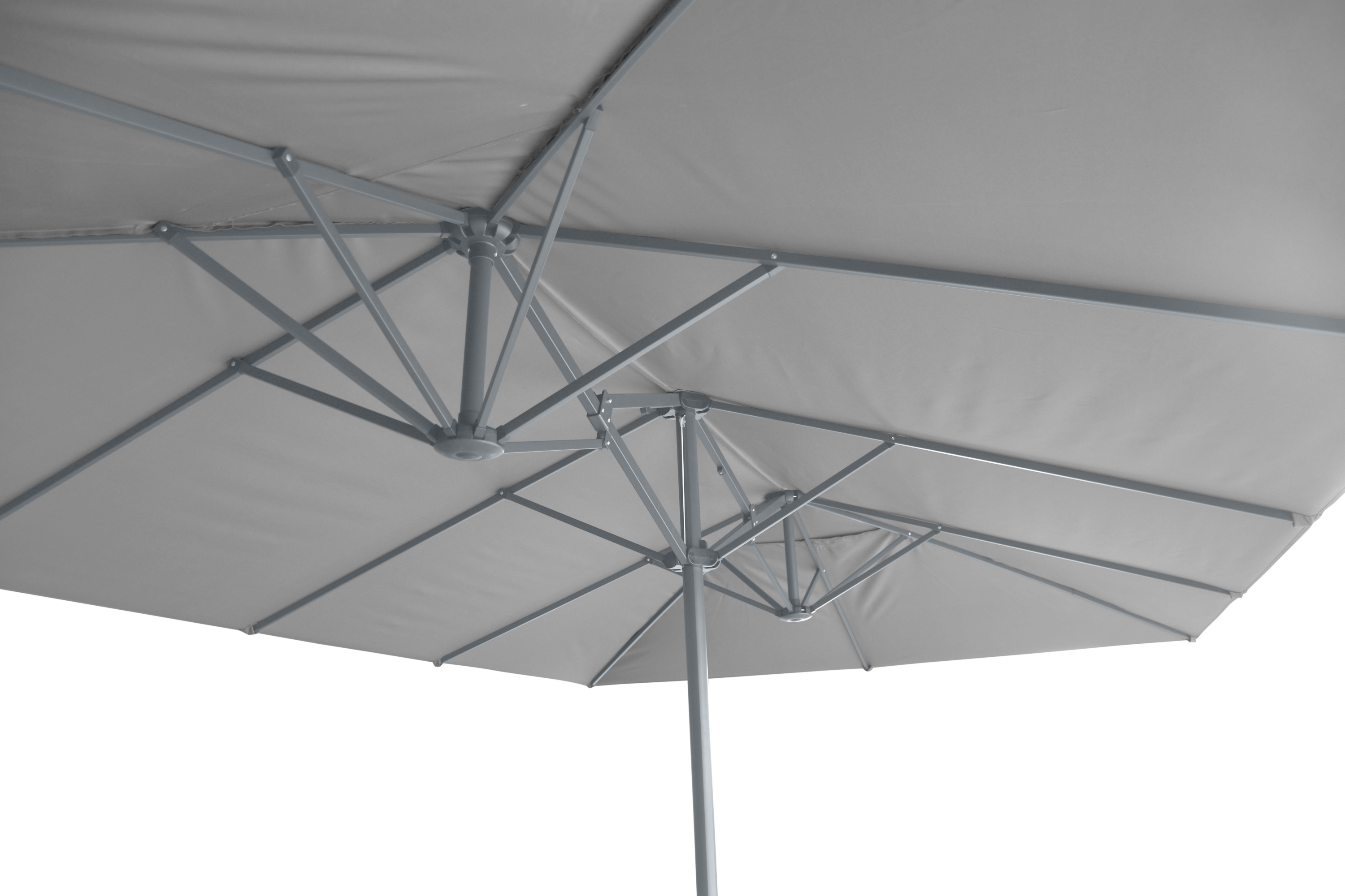 Grauer Sonnenschirm von unten, mit Metallstreben und Stützstange.