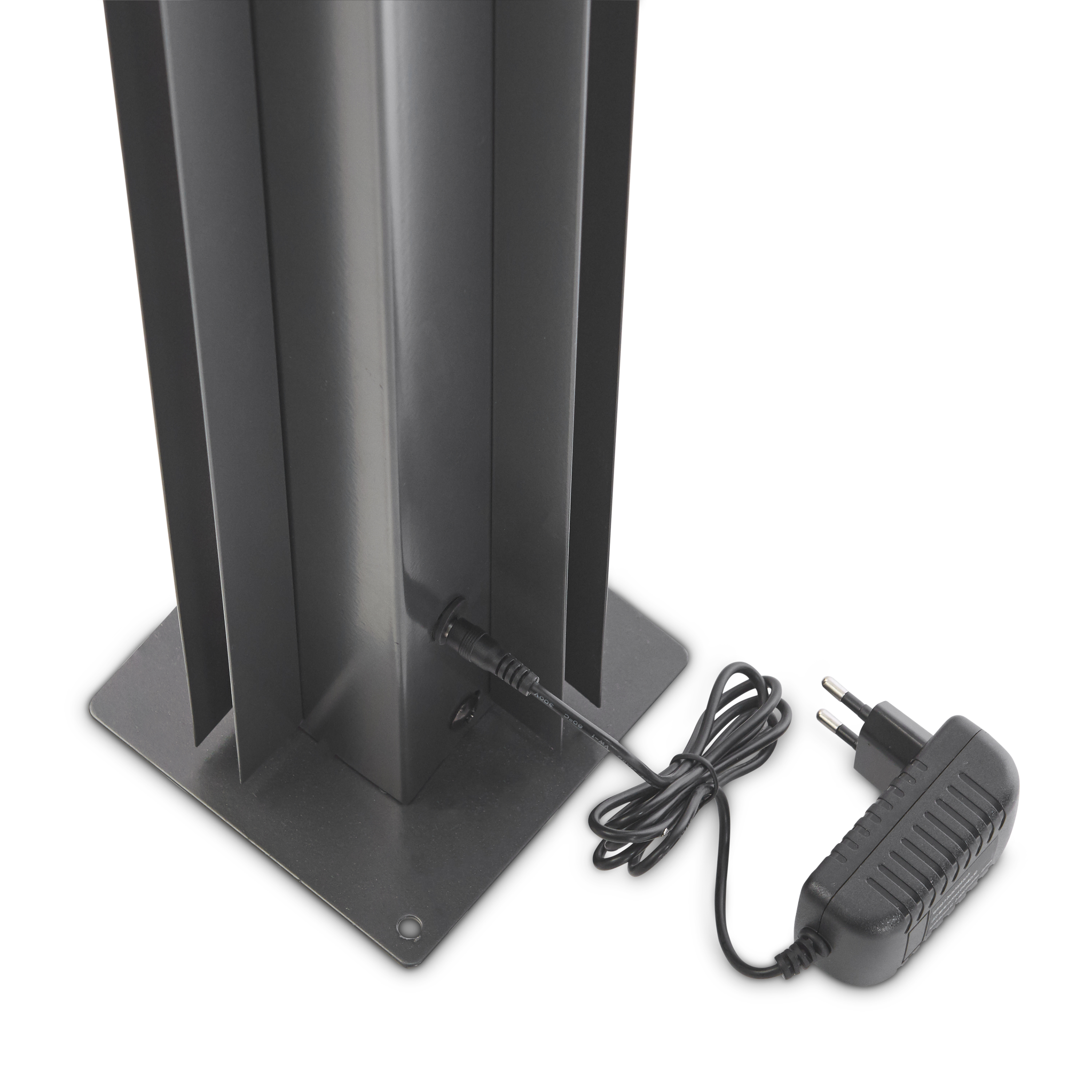 Schwarzes Standgerät mit angeschlossenem Netzkabel und Stecker auf grauem Boden.