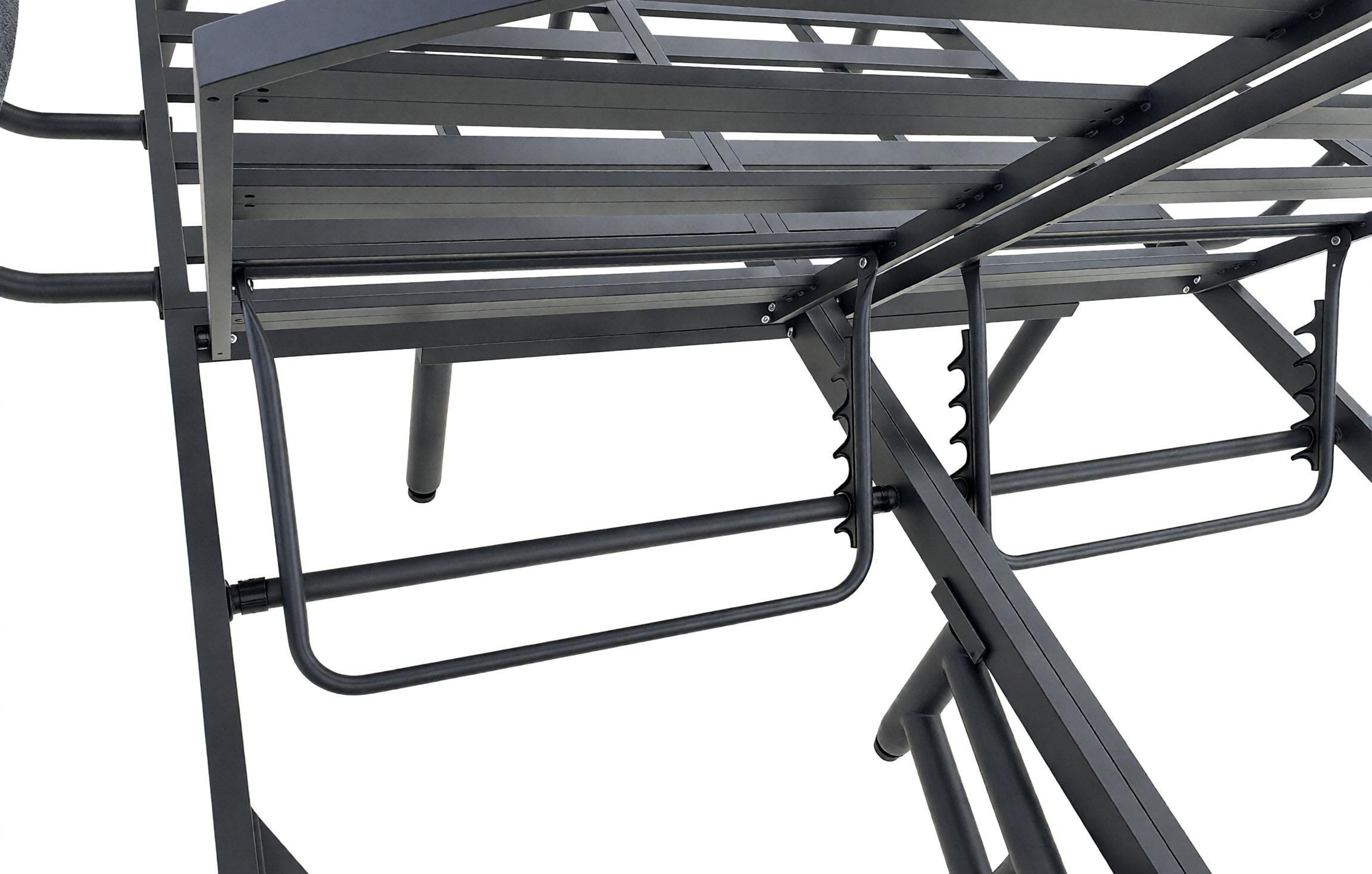 Metallrahmen eines modularen Regalsystems mit mehreren Querverbindungen und verstellbaren Halterungen.