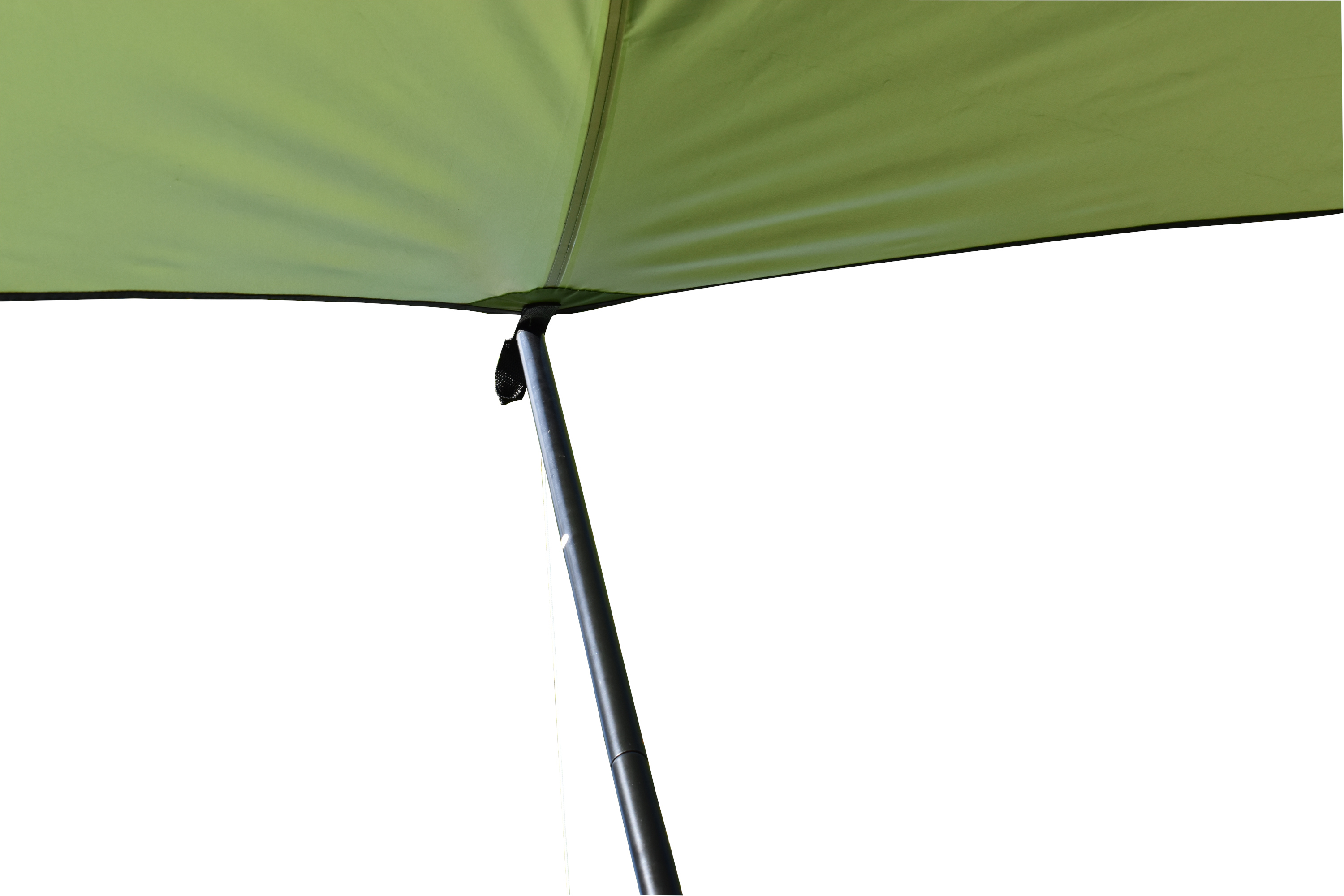 Zeltstange stützt grünes Tarp von innen.