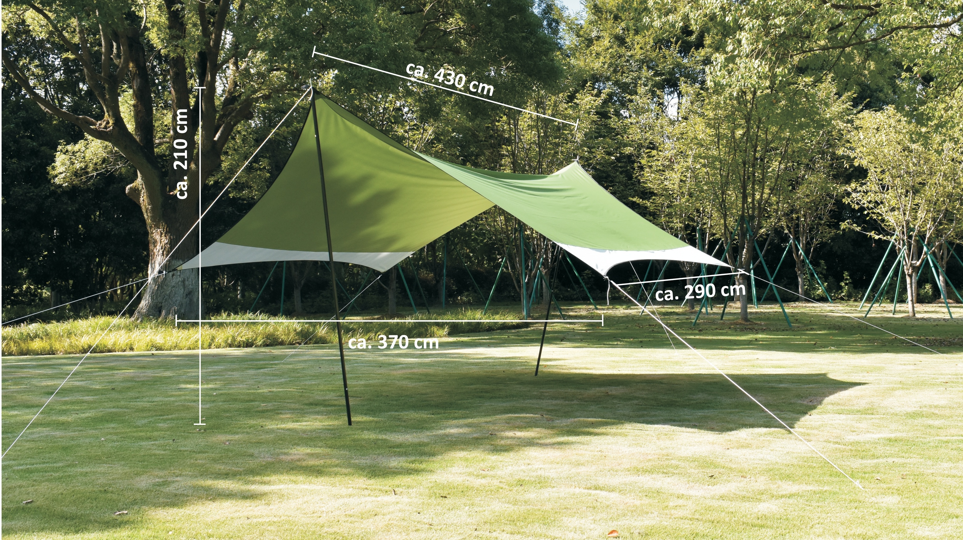 Grünes Sonnensegel auf Rasen mit Abmessungen: 430 cm Breite, 370 cm Länge, 210 cm Höhe, 290 cm von Ecke zu Ecke.