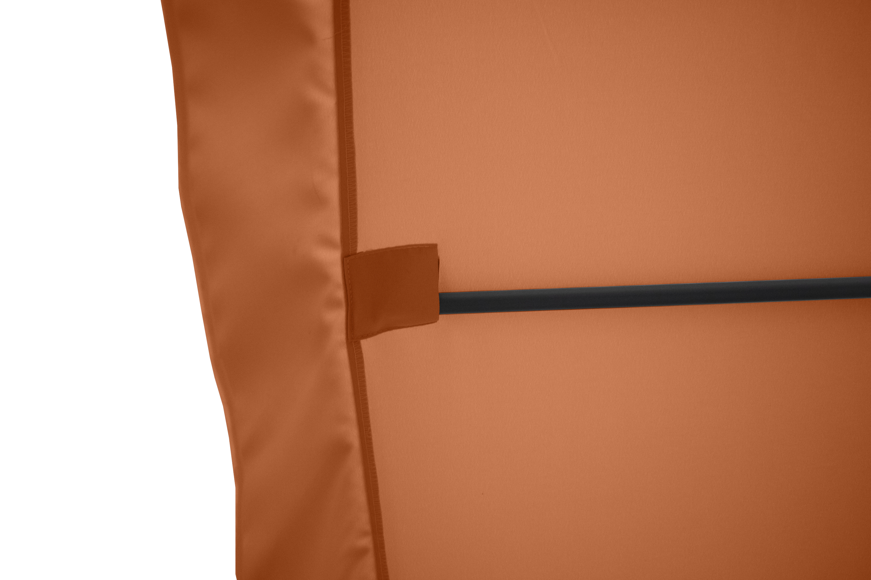 Nahaufnahme eines orangefarbenen Zelts mit schwarzer Stange zur Stabilisierung.