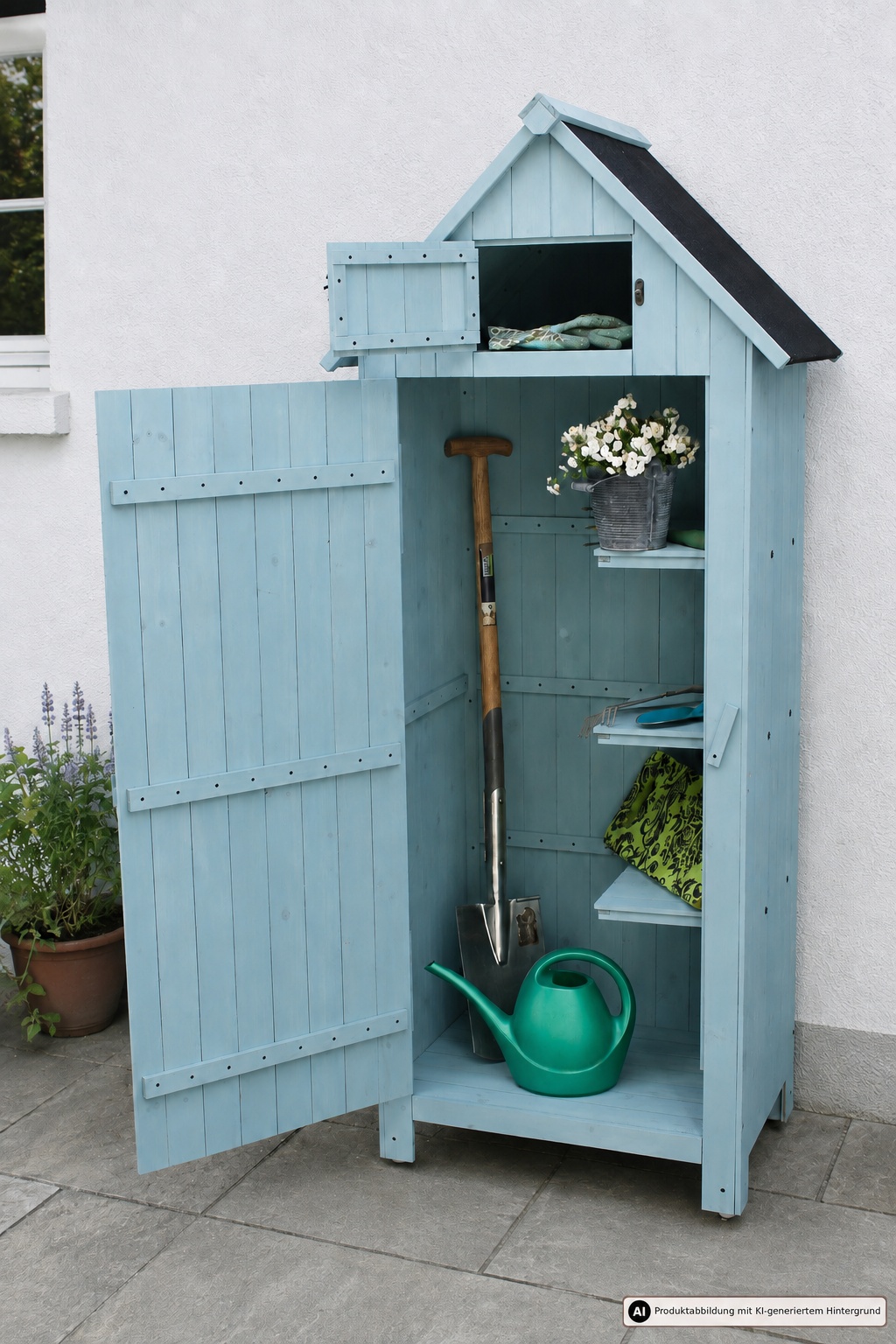 Blauer Geräteschrank mit offener Tür, enthält Schaufel, Gießkanne, Handschuhe und Blumenkorb, steht auf Terrasse.