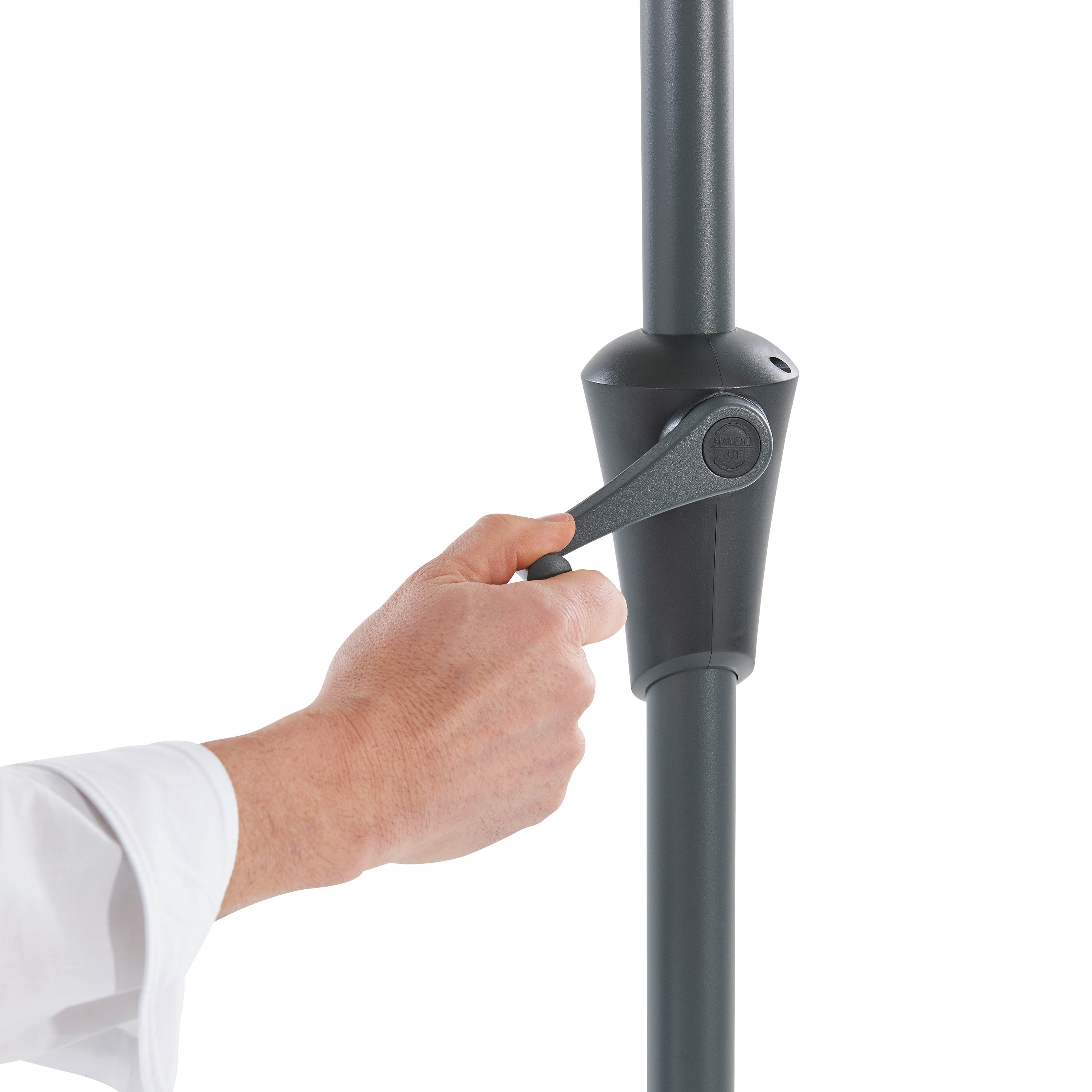 Hand dreht Kurbel an schwarzem Metallgestänge.