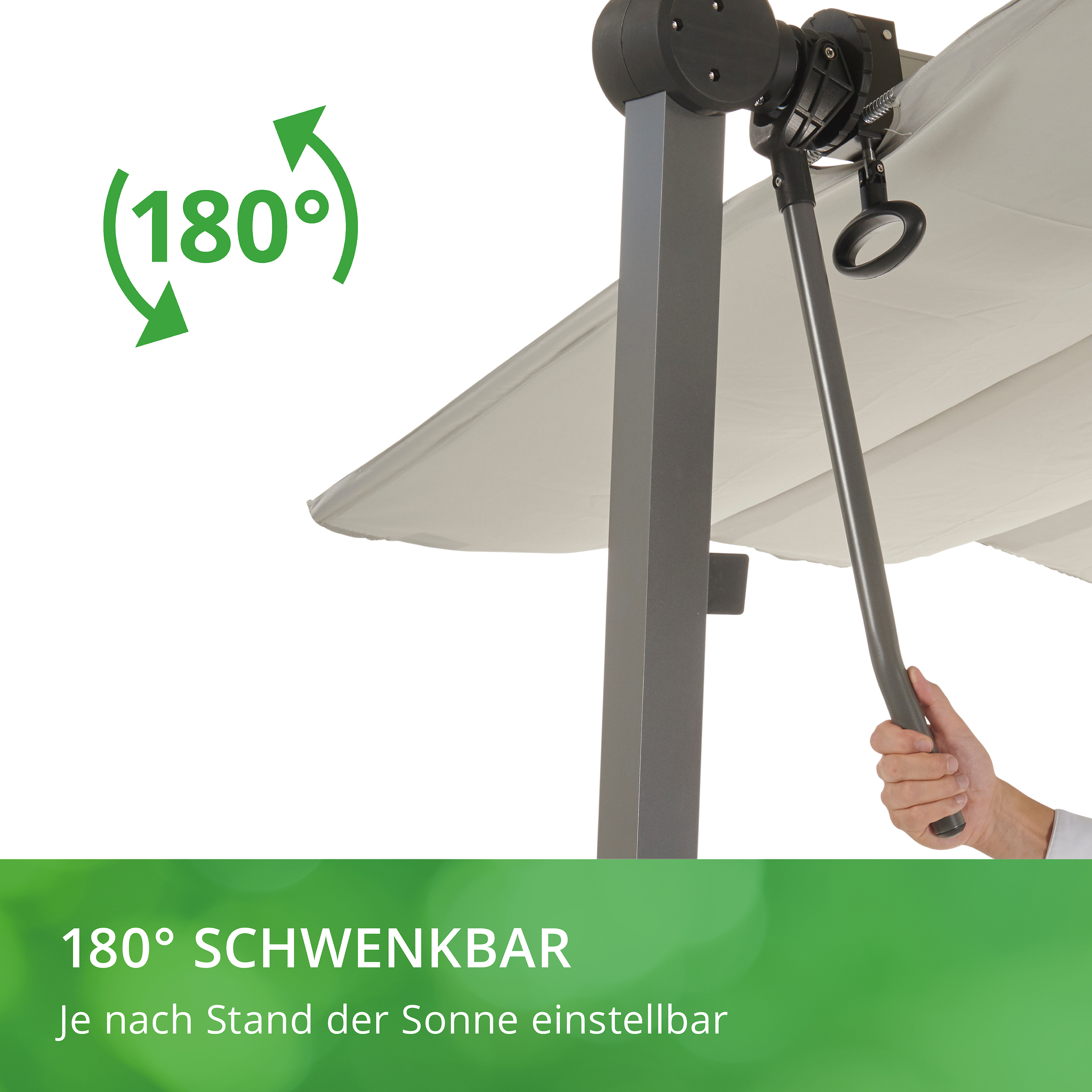 Hand dreht Kurbel an einem 180 Grad schwenkbaren Sonnenschirm, Text: "Je nach Stand der Sonne einstellbar".