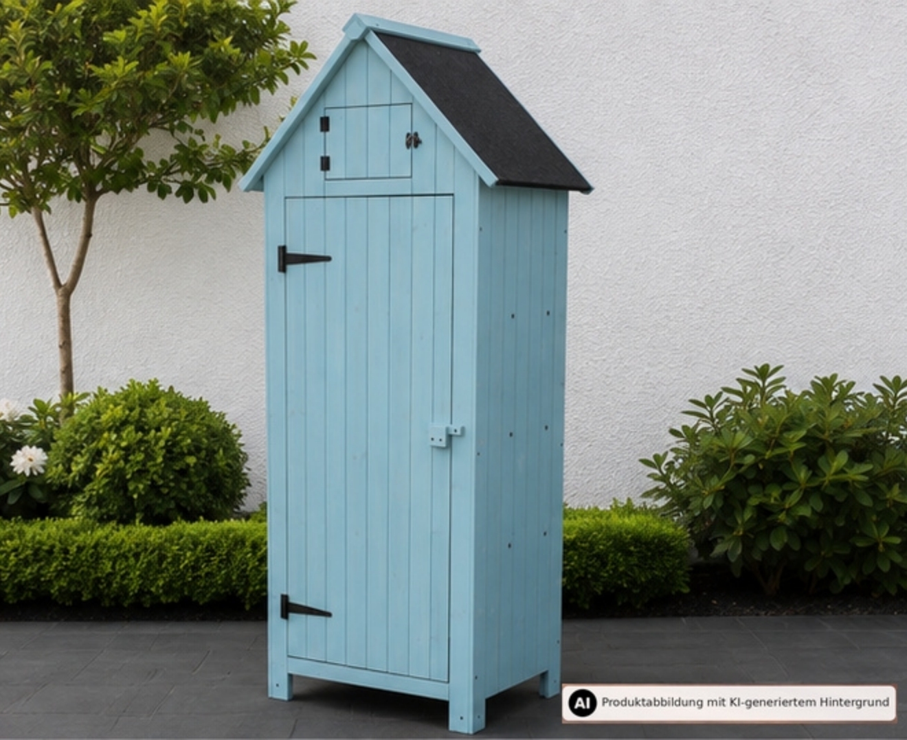 Blauer Gartenschrank mit Spitzdach und schwarzem Dach, umgeben von Pflanzen vor einer weißen Wand.