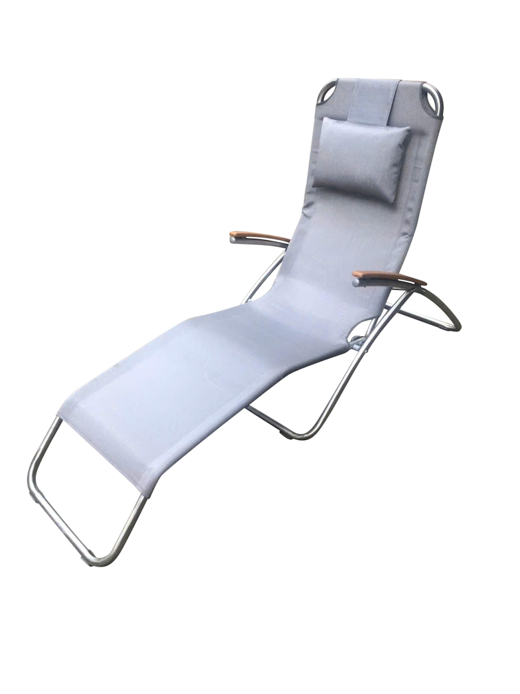Grauer Liegestuhl mit Kissen und Metallrahmen, Holzarmlehnen, zusammenklappbar.