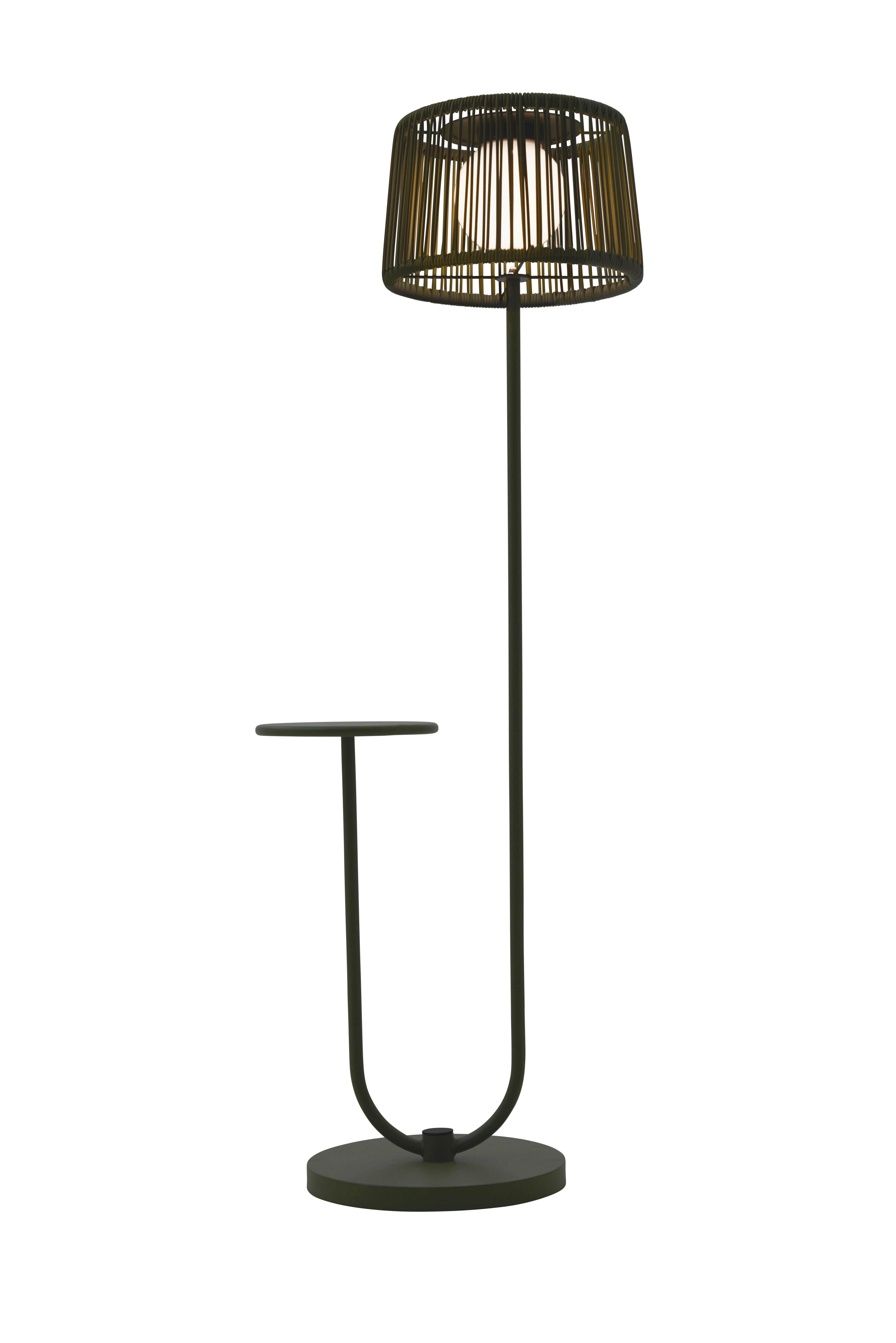 Stehlampe mit Ablagetisch Kunststoffgeflecht lindgrün Stehlampe mit rundem Korblampenschirm, schwarzem Gestell und kleinerem Ablagetisch seitlich am Gestell.