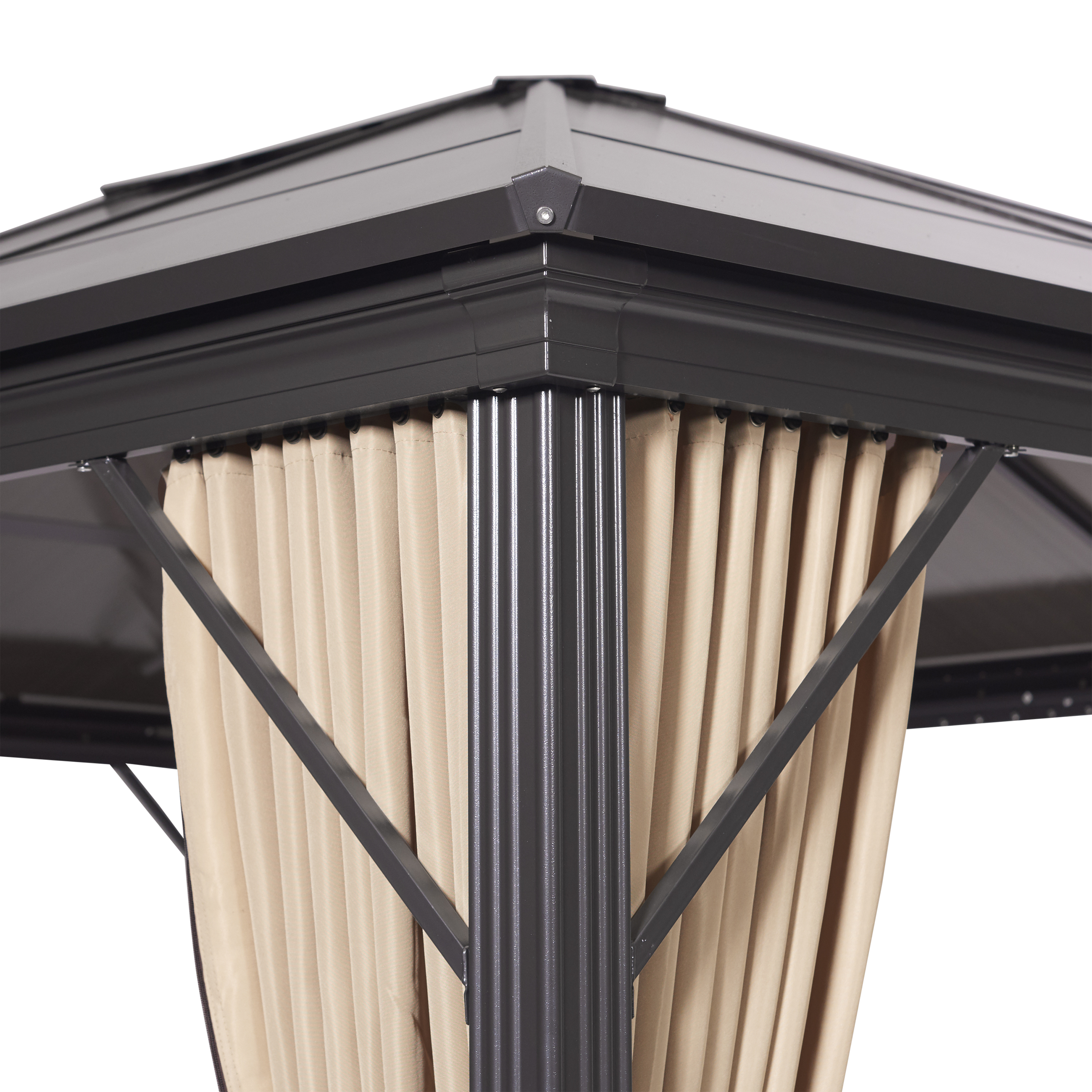 Ecke eines Pavillons mit dunkelgrauem Metallrahmen und beigen Vorhängen