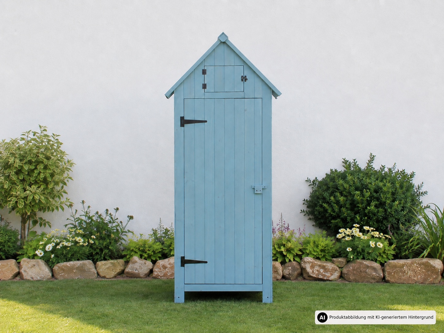 Blauer Gartenschrank mit Satteldach vor weißer Wand, umgeben von Pflanzen und Steinen.