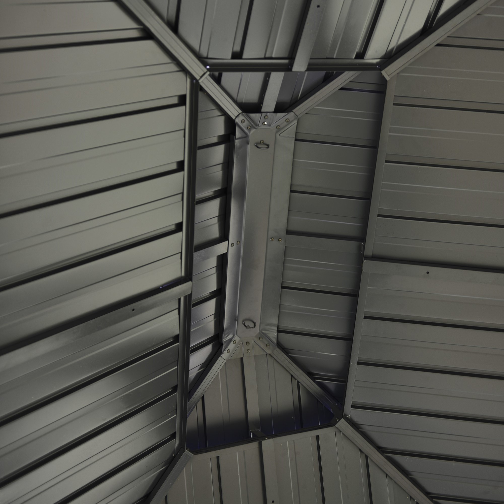 Metallisches Dach mit Verstrebungen, Ansicht von unten.