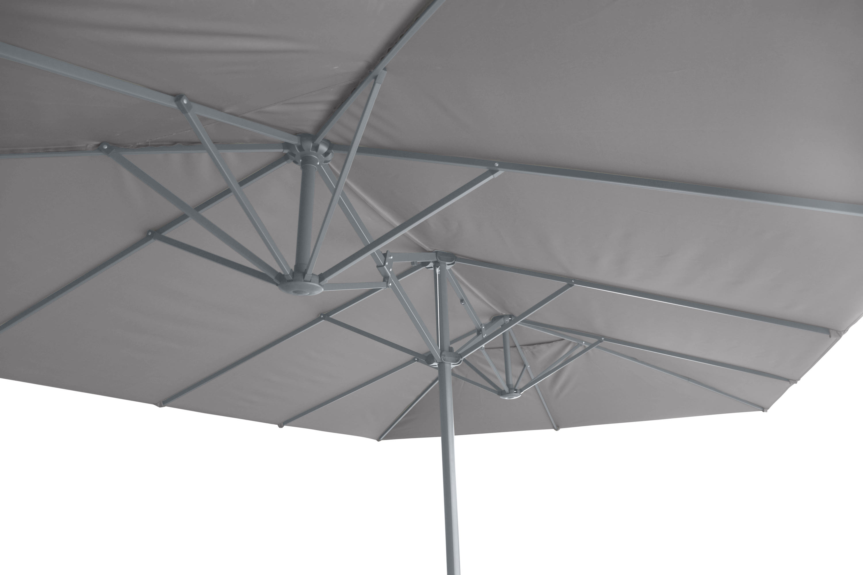 Unterseite eines grauen Sonnenschirms mit Metallstreben.