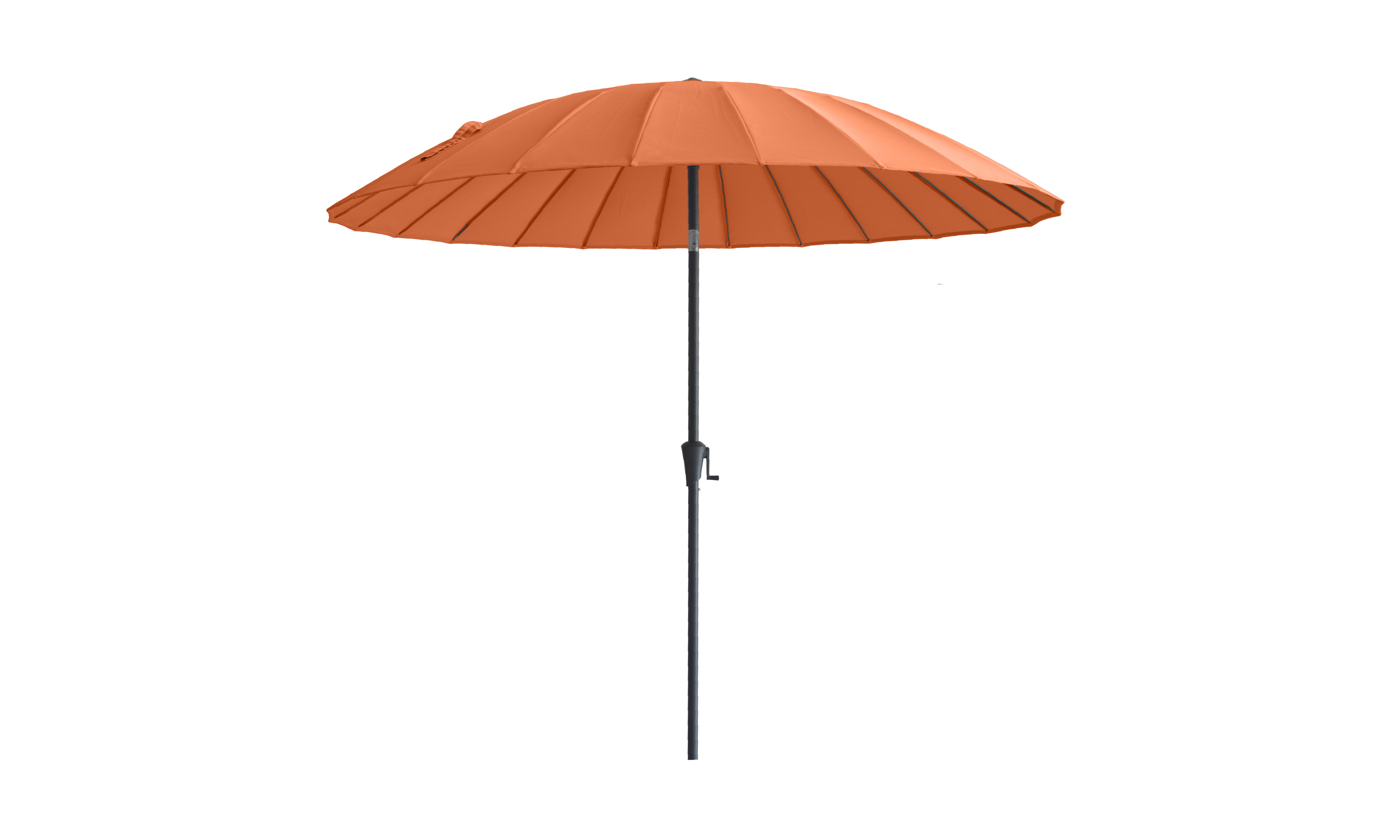 Oranger Sonnenschirm mit einem schwarzen Metallstab und Kurbel.