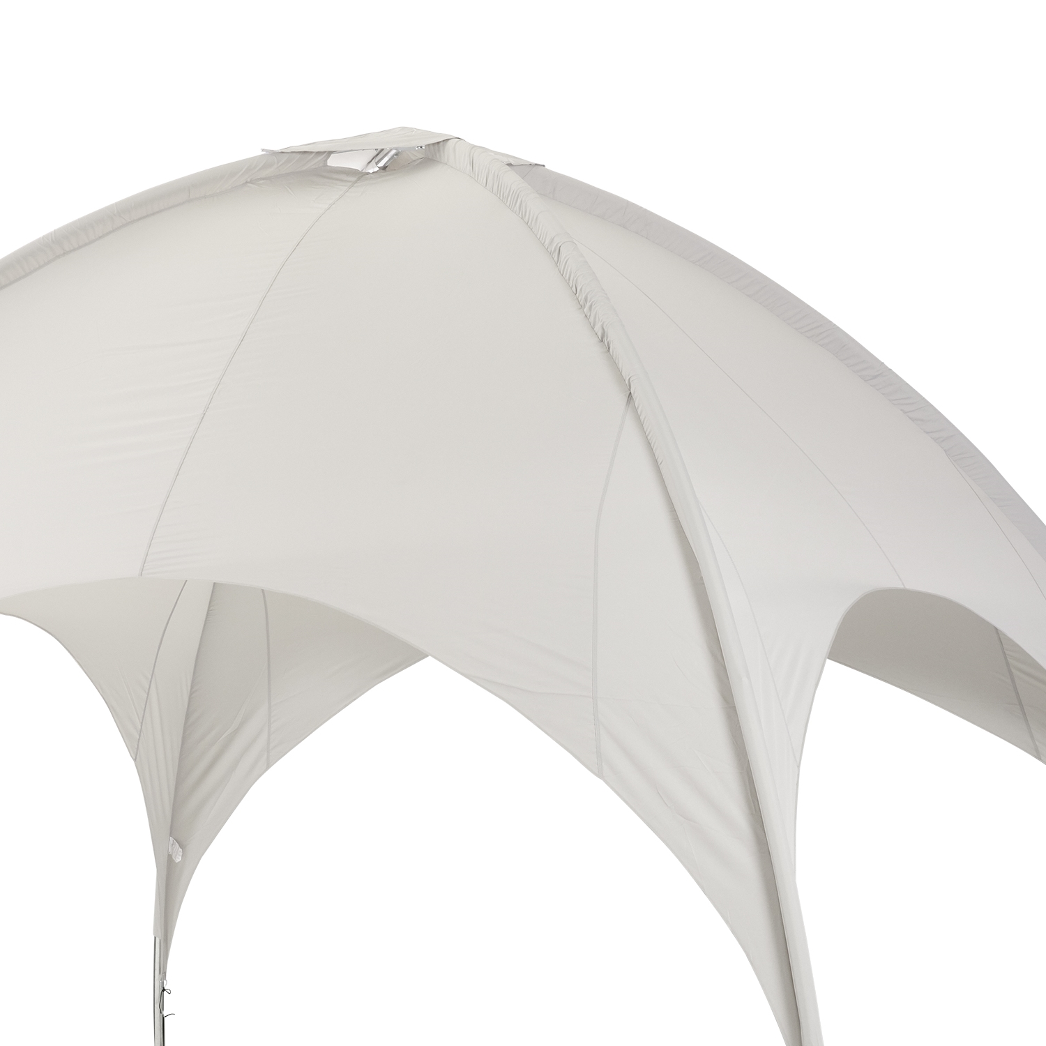 Ein weißes Zelt mit geschwungenen Dachlinien und Verstrebungen.