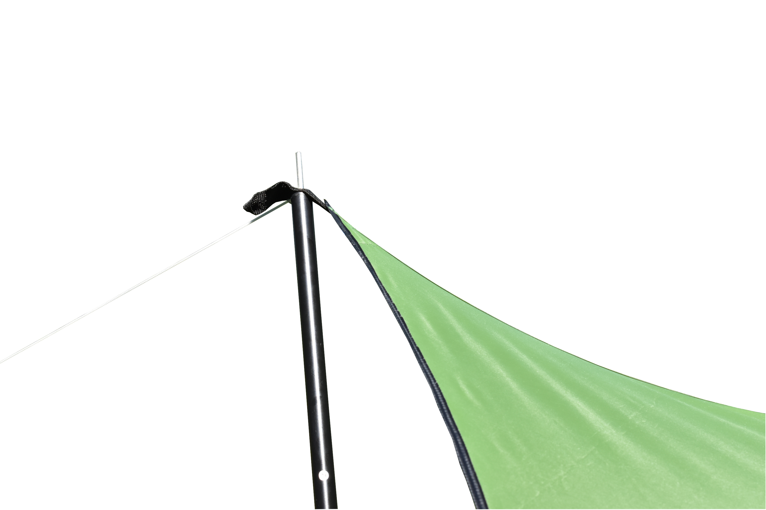 Grüne Zeltplane an schwarzer Stange befestigt, mit gespanntem Seil an der Spitze.