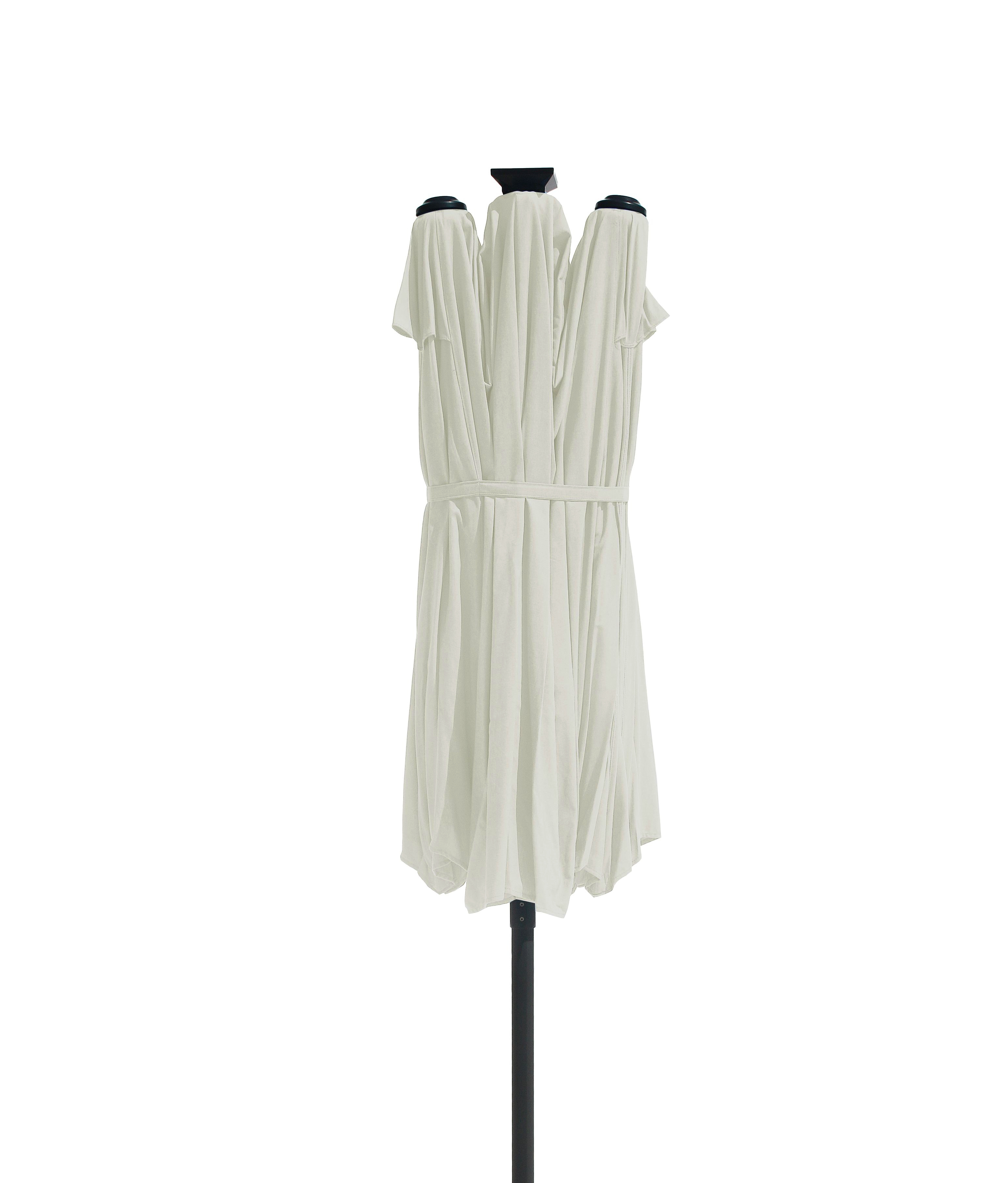 Kleid in hellem Beige auf Schneiderpuppe, mit Gürtel, ohne sichtbare Muster oder Verzierungen.