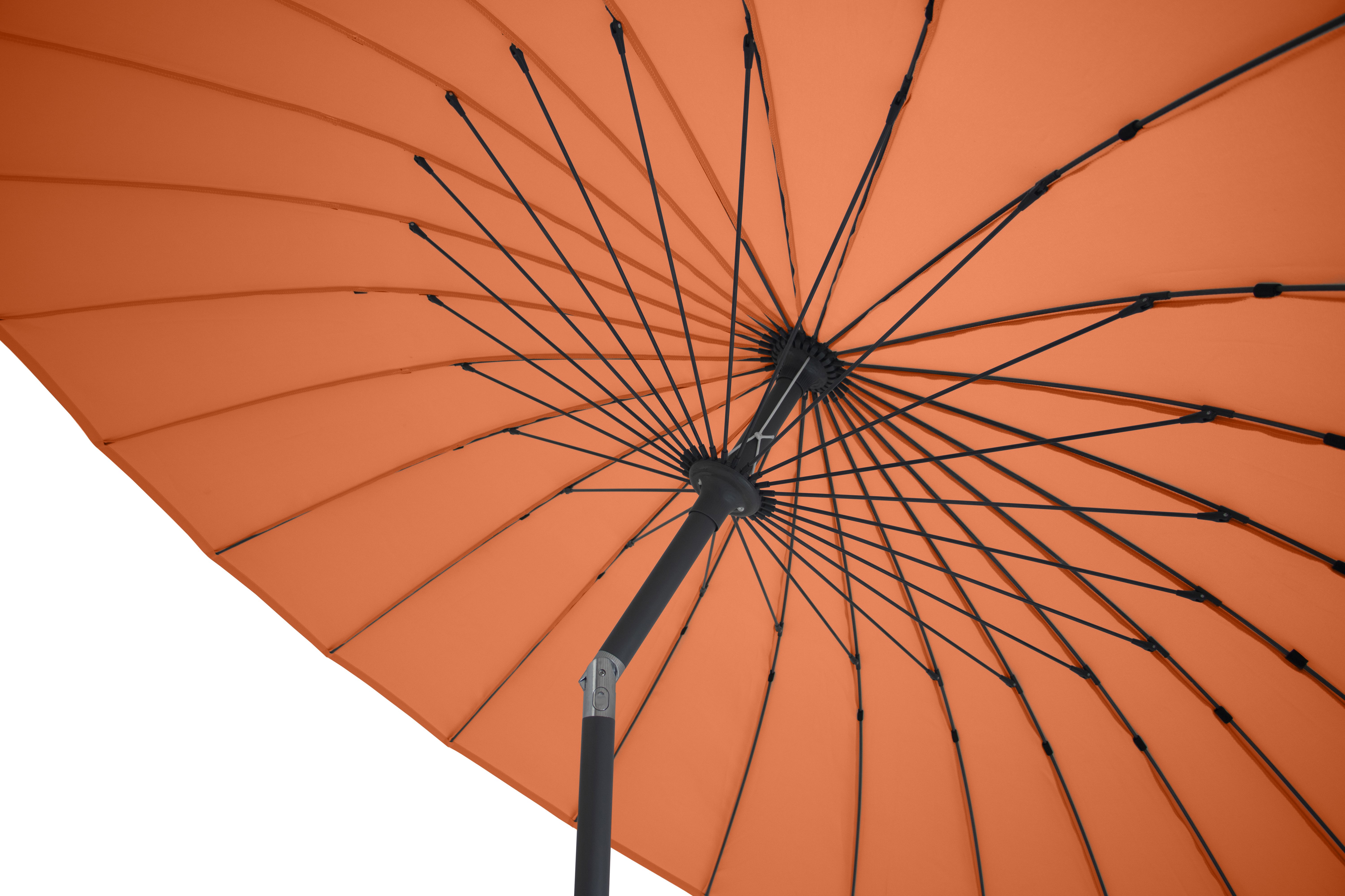 Unterseite eines geöffneten, orangefarbenen Sonnenschirms mit schwarzen Streben.