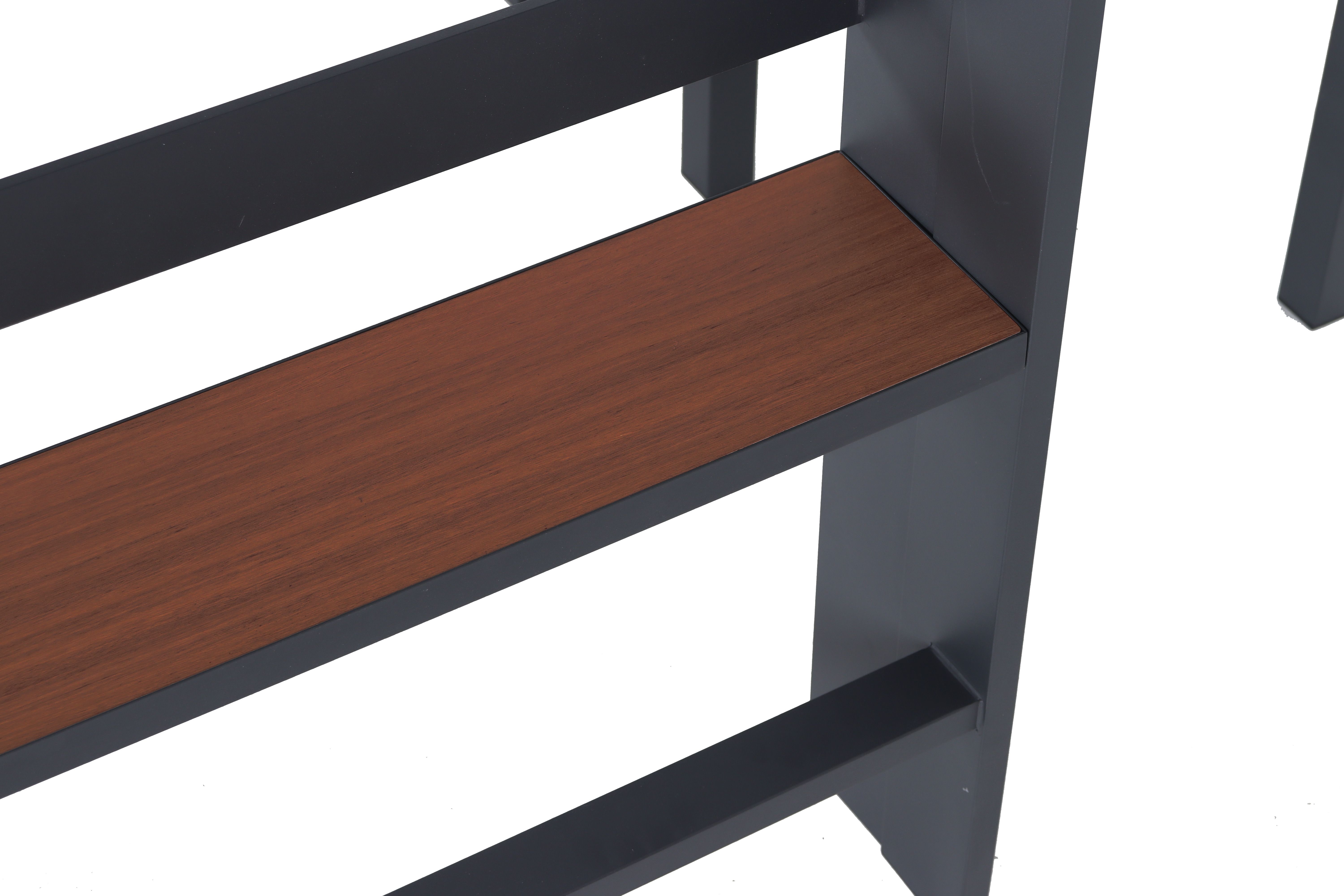 Nahaufnahme eines Bücherregals mit dunklen Metallrahmen und einem braunen Holzbrett.