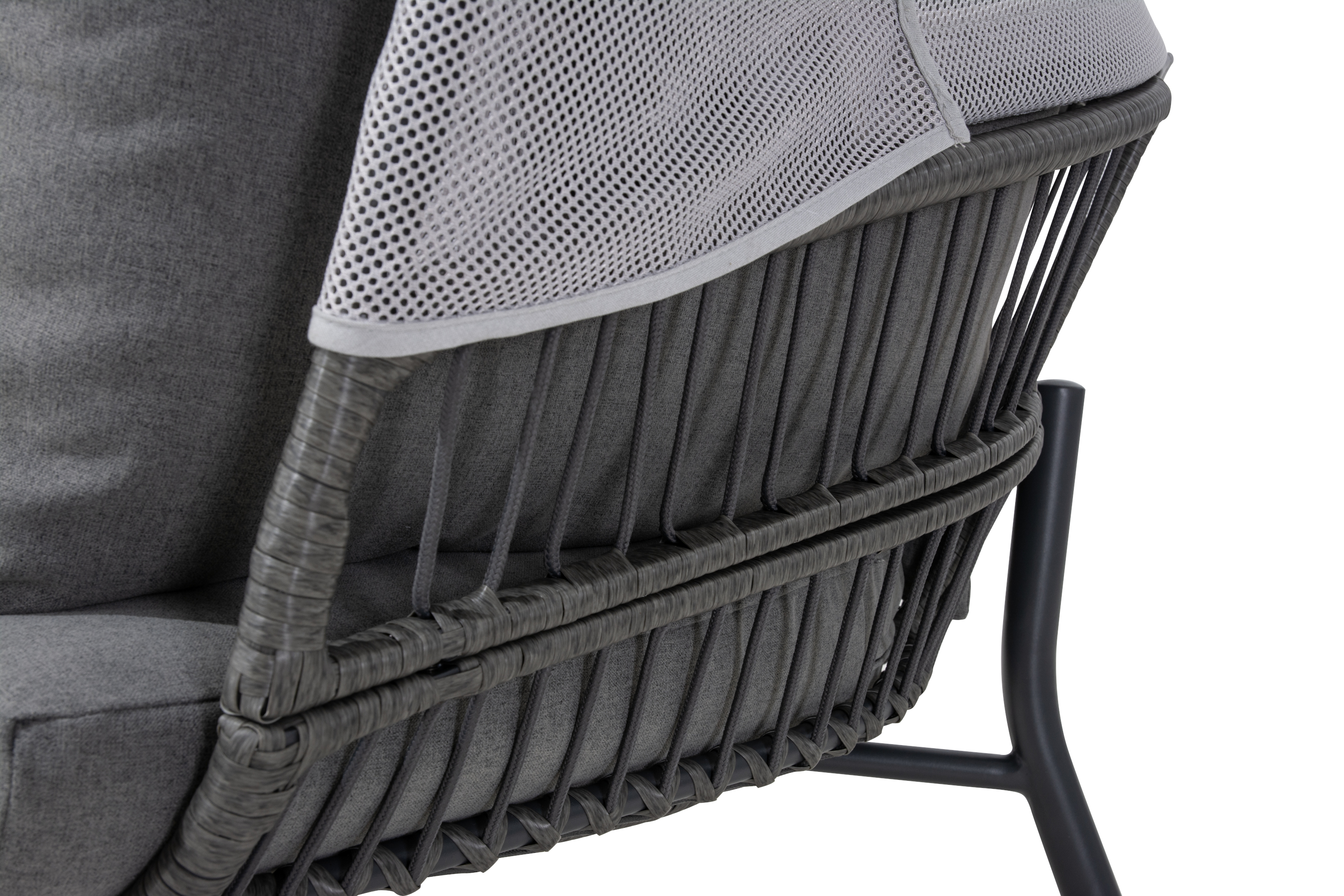 Detailaufnahme eines grau geflochtenen Stuhls mit grauem Kissen und Netzstoffrückenlehne.