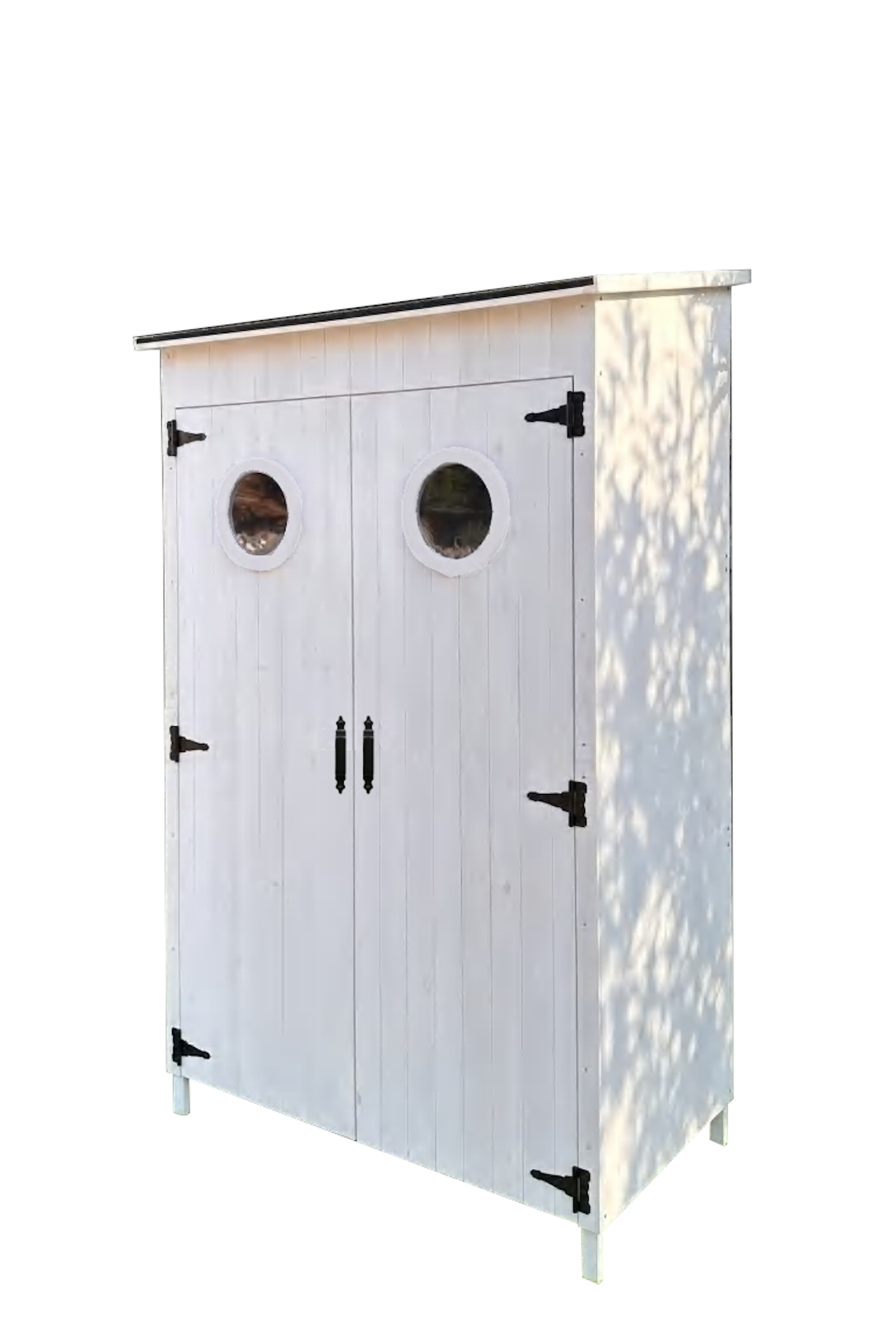Moderner Gartenschrank TONI Tannenholz weiß lasiert Weißer Holzschrank mit zwei Türen und runden Fenstern, schwarze Beschläge und Griffe, rechteckige Form.