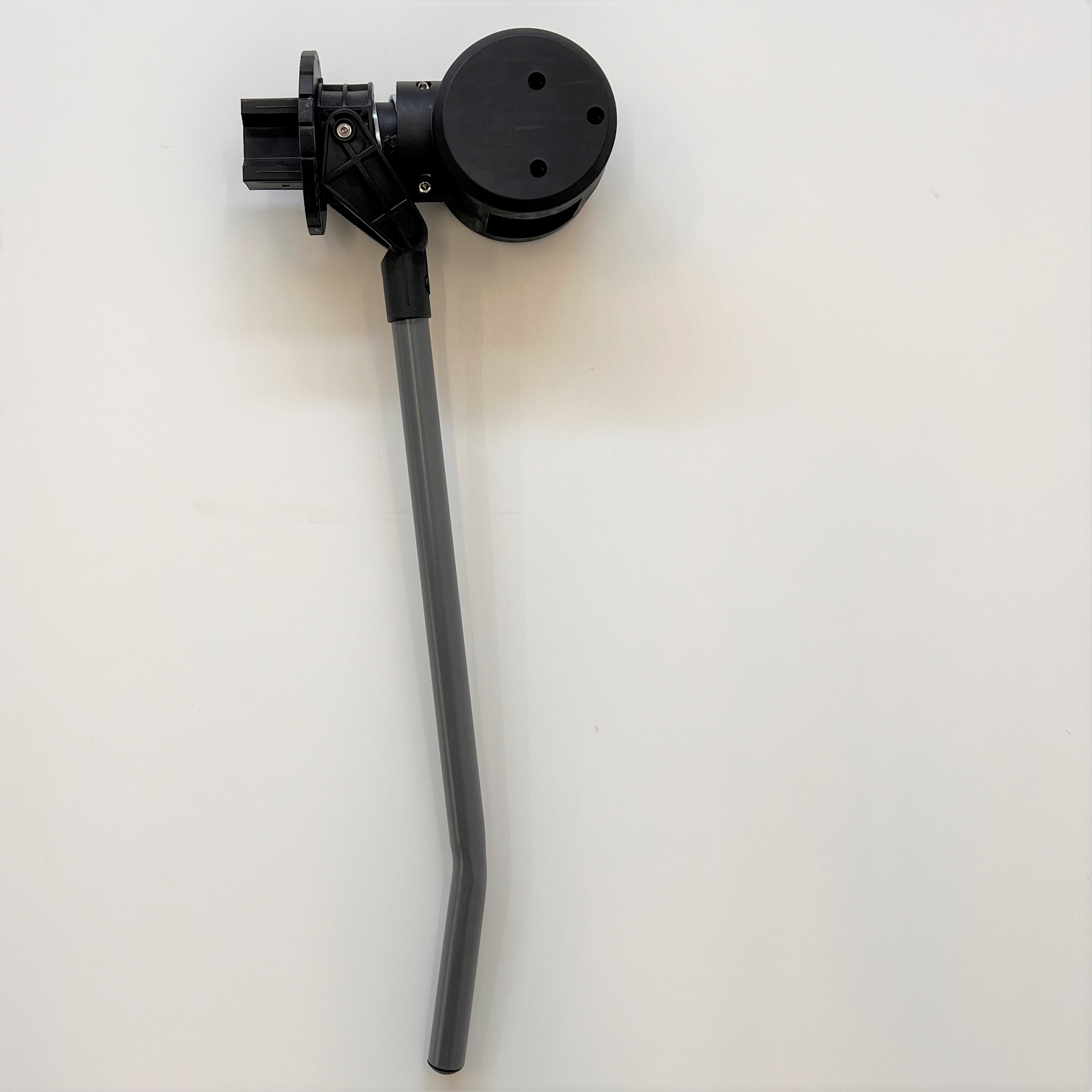 Gelenk aus Bauteil (01) für Sonnendach WAVED 4x2,5 m Schwarzes Kunststoffventil mit langem grauen Rohr auf weißem Hintergrund.