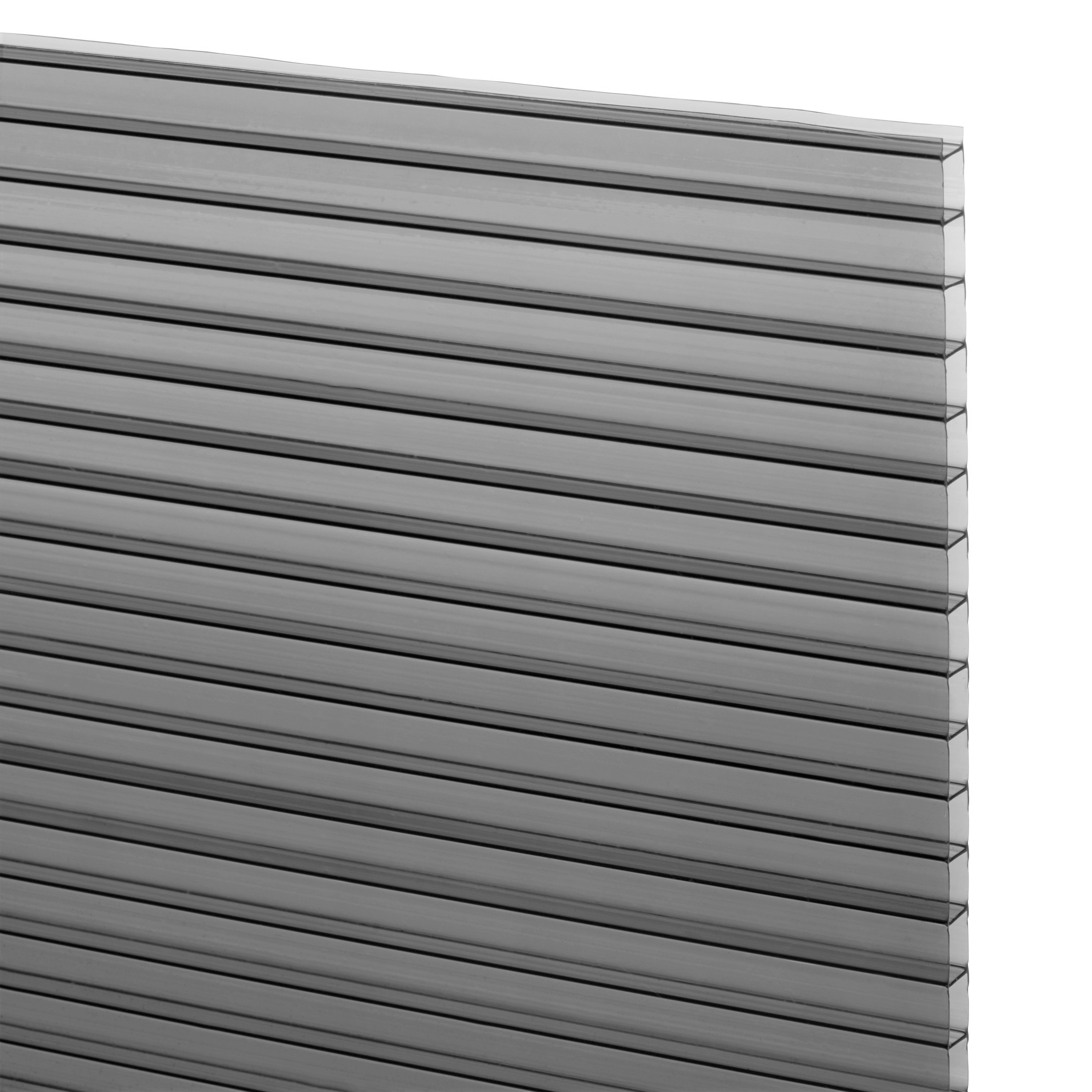 Senkrecht verlaufende, durchsichtige Polycarbonat-Doppelstegplatten in Nahaufnahme. Geschichtete Struktur erkennbar.