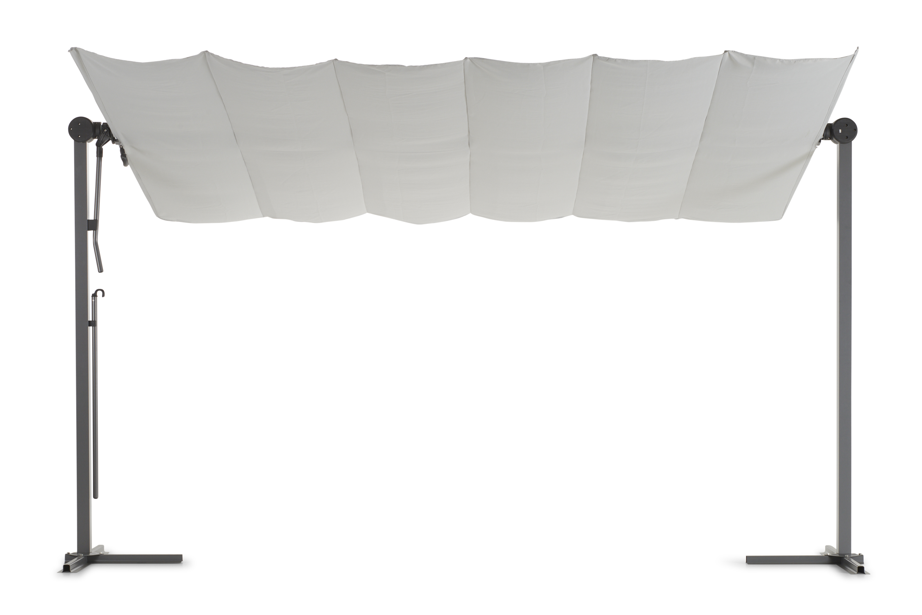 Terrassendach aus weißem Stoff mit schwarzem Metallgestell, links Kurbelstange, gerade Perspektive.