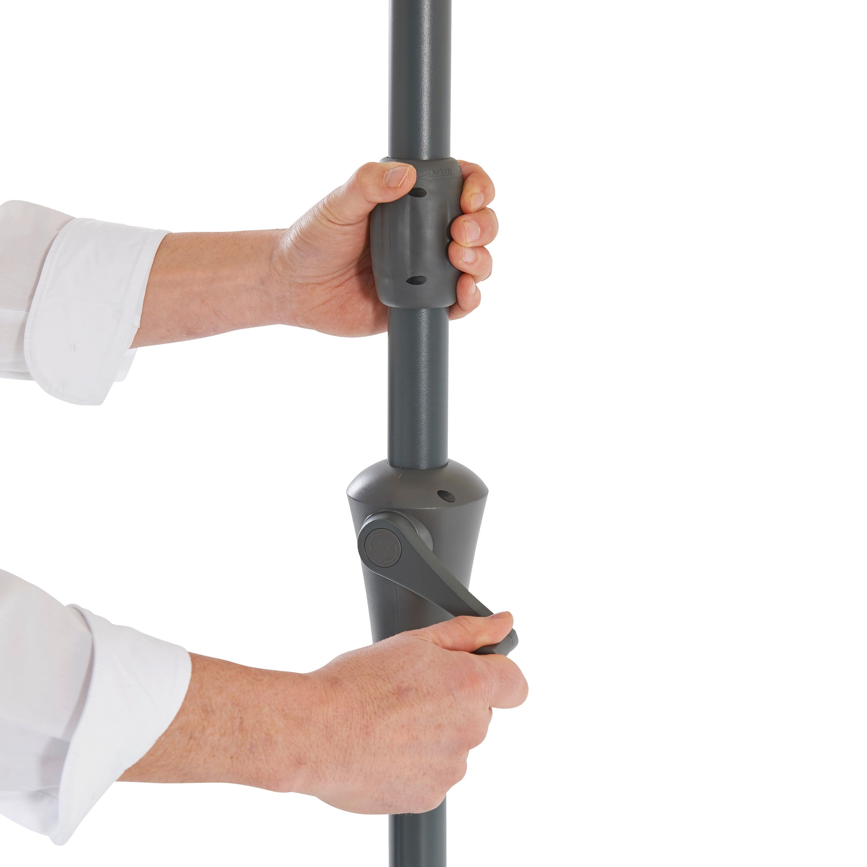 Hände halten einen grauen Stab mit Drehgriff, möglicherweise zur Höhenverstellung.